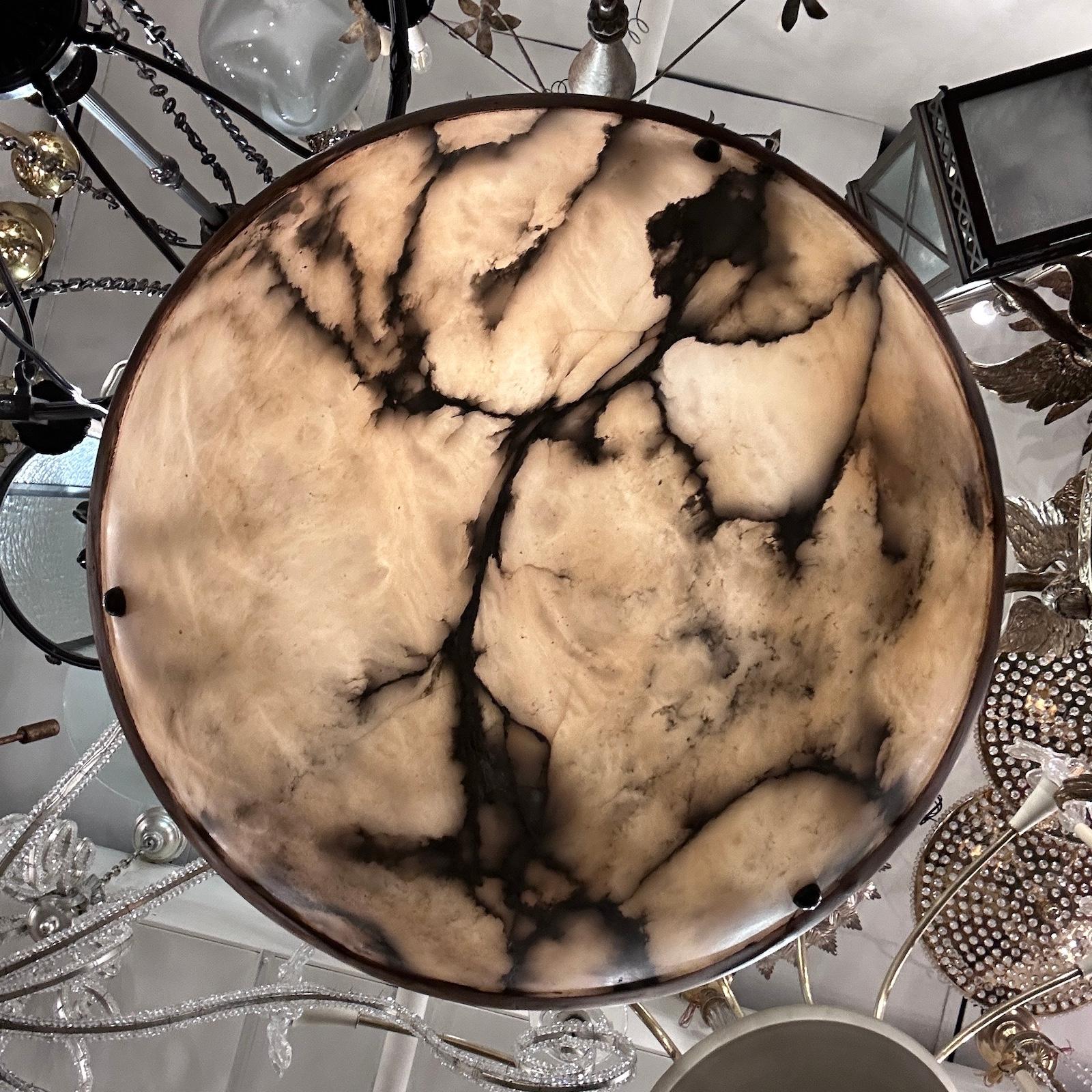 Grand luminaire en albâtre de style néoclassique italien des années 1940, avec des tons ivoire et gris et une chute réglable.

Mesures :
Diamètre : 25
Hauteur de chute actuelle : 33