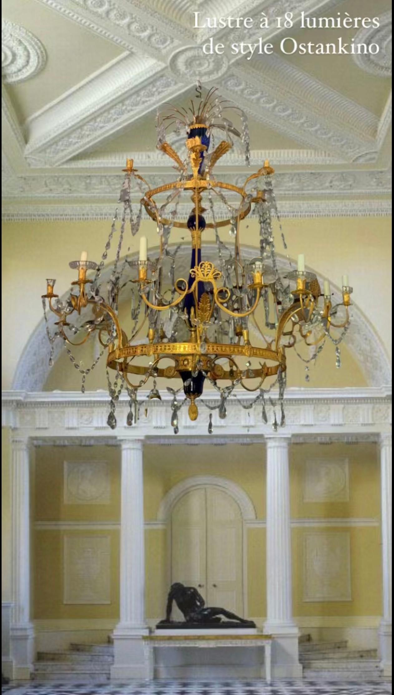 Eines der elegantesten Beispiele für einen großen Palastkronleuchter im baltischen Stil. Die Kristallbrunnen harmonieren mit den feuervergoldeten Bronzeblättern und den anmutigen kobaltblauen Vasen in der Mitte. 
Zwei Reihen von Lichtern für 18