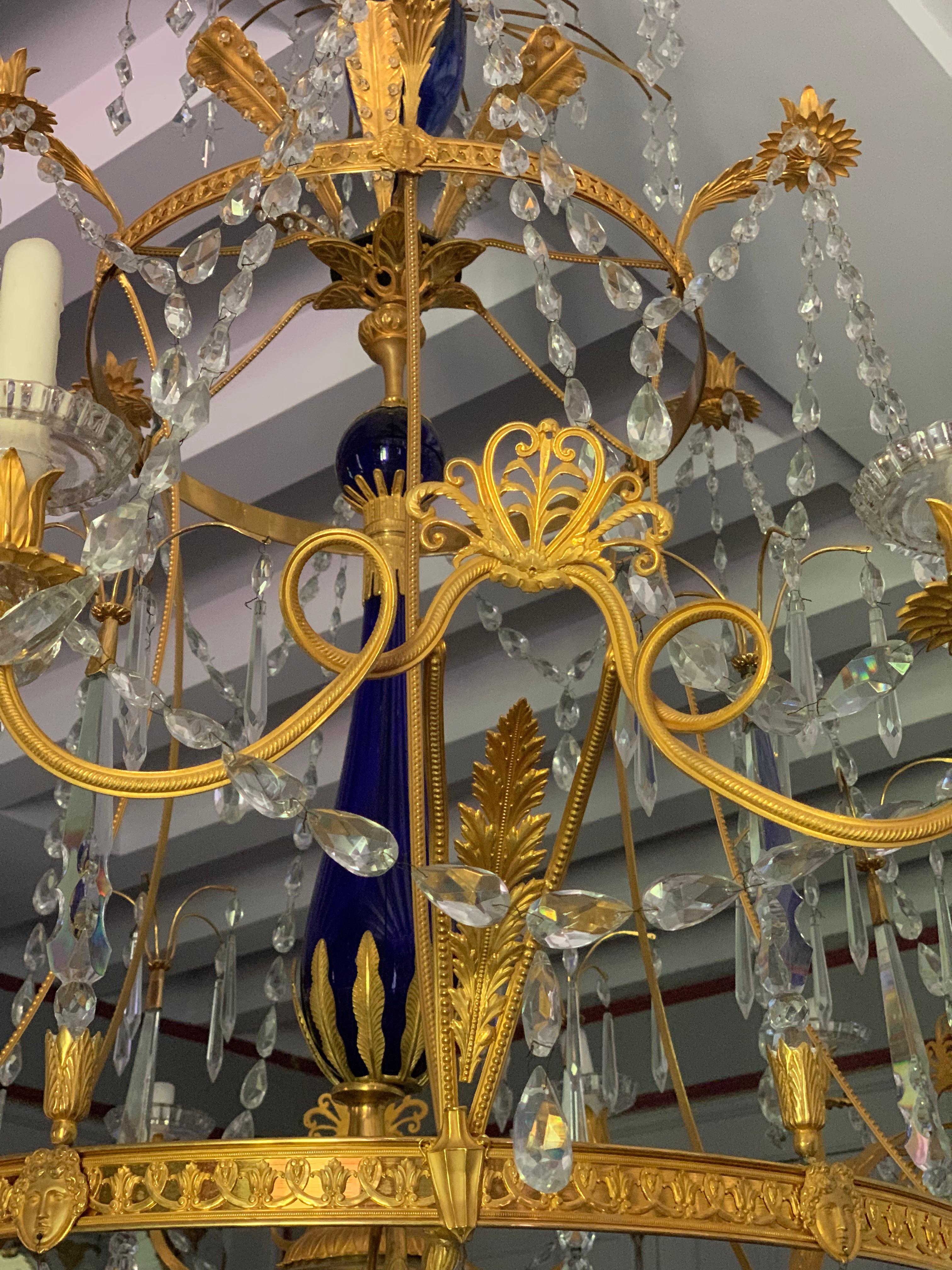 Baltique Grand lustre néoclassique de style palais d'Ostankino, cristal bleu, 18 Lights  en vente