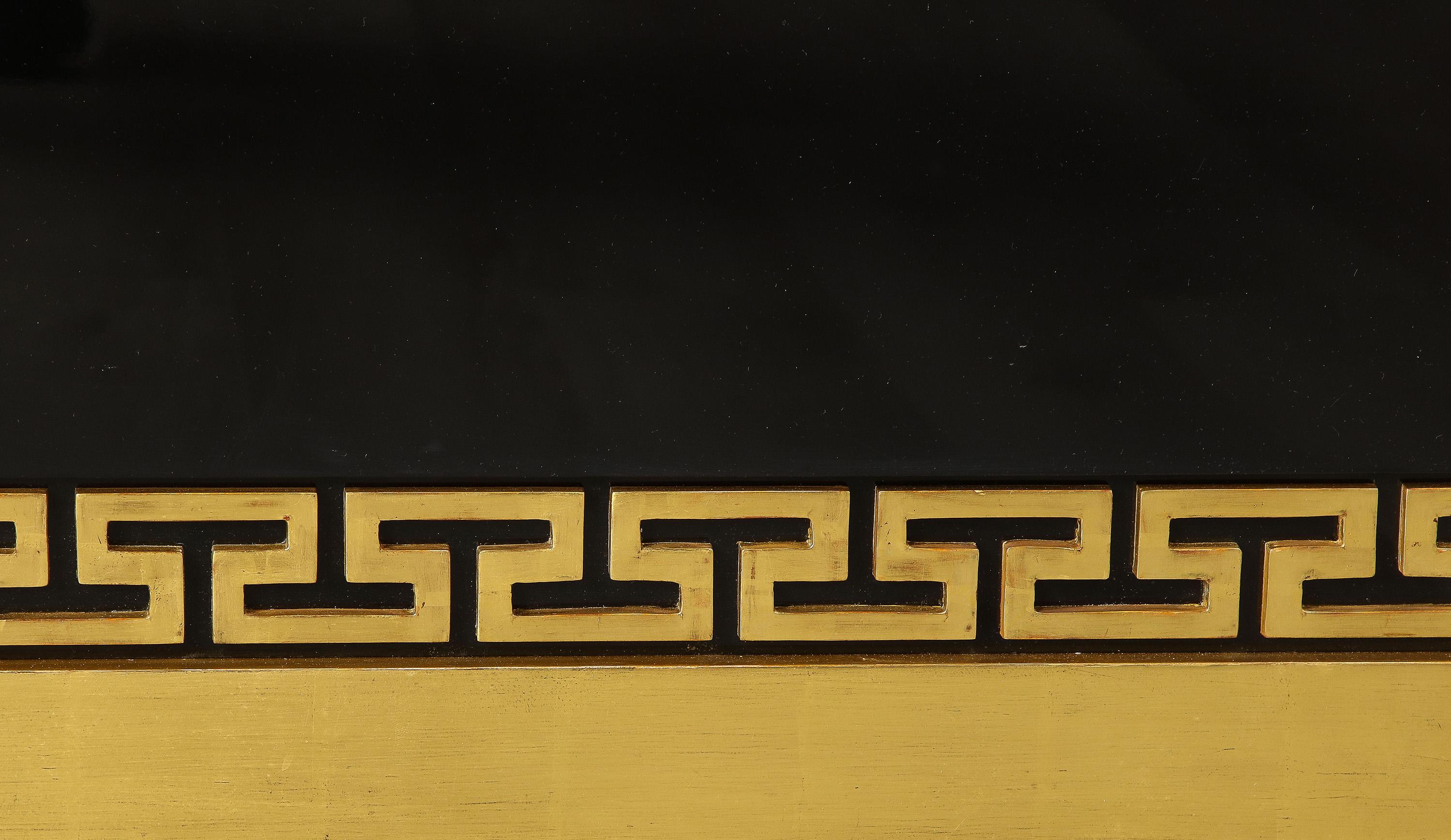 Néoclassique Grande table basse néoclassique en laque et bois doré en vente