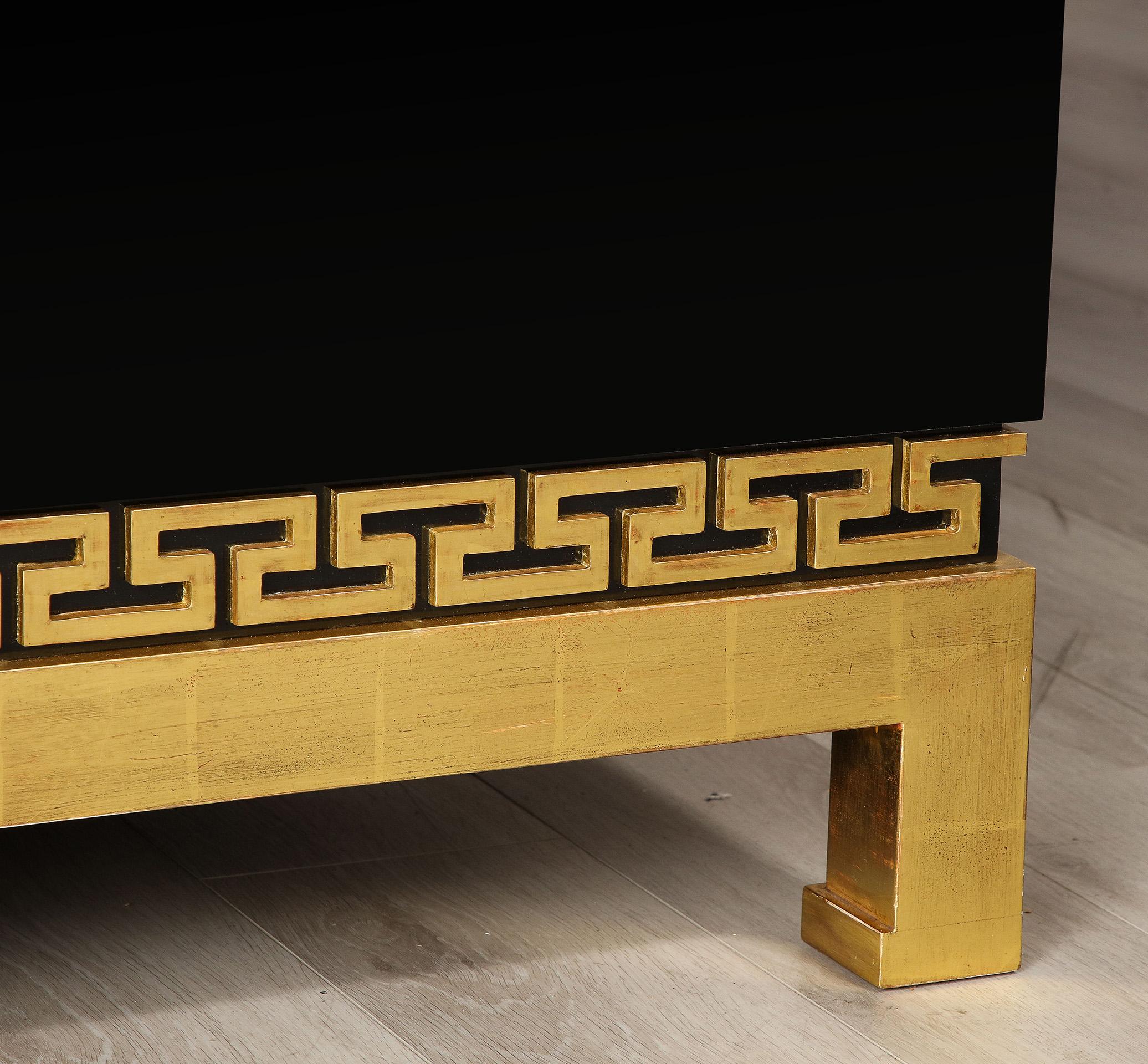 Américain Grande table basse néoclassique en laque et bois doré en vente