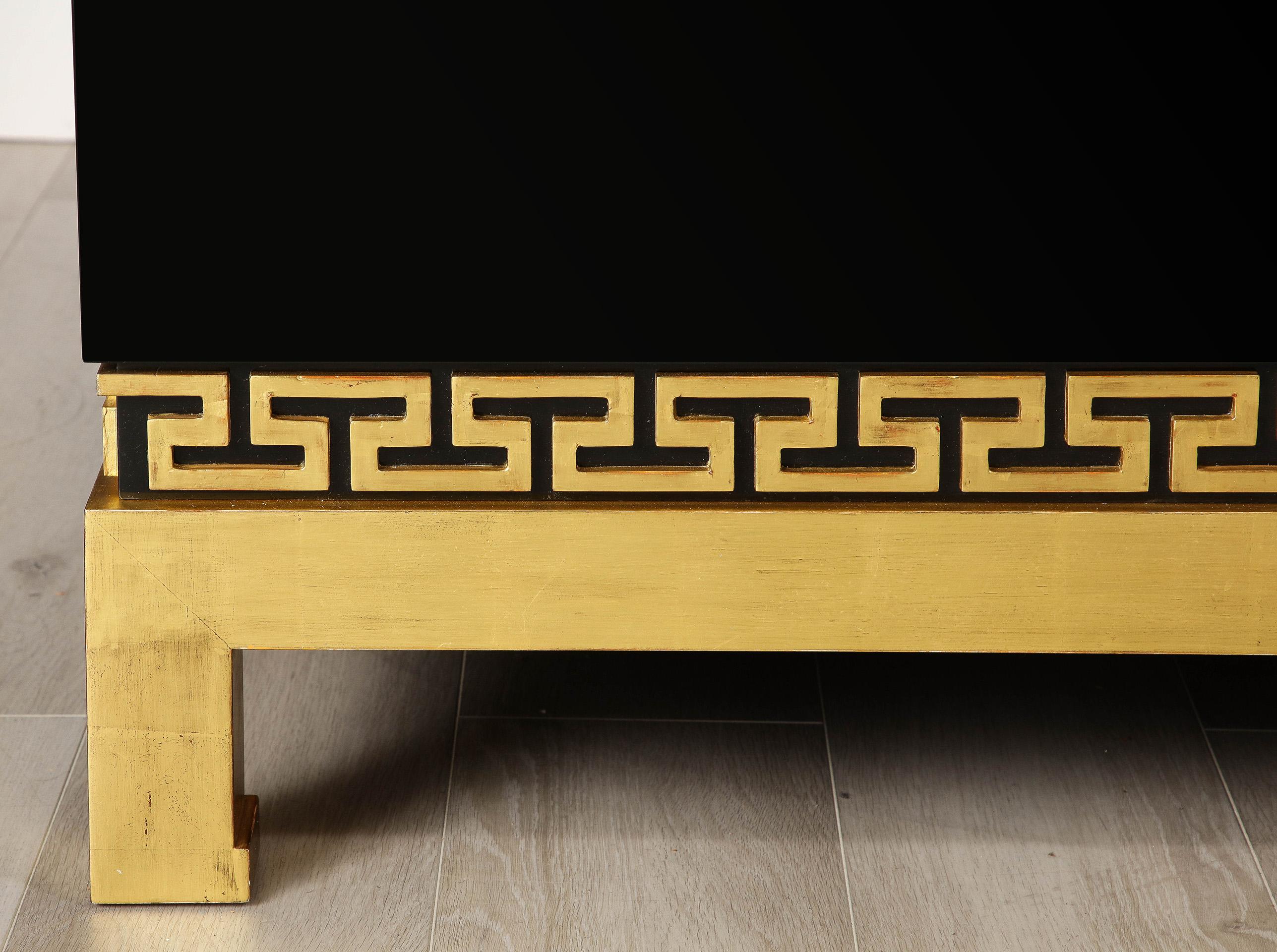 Doré Grande table basse néoclassique en laque et bois doré en vente