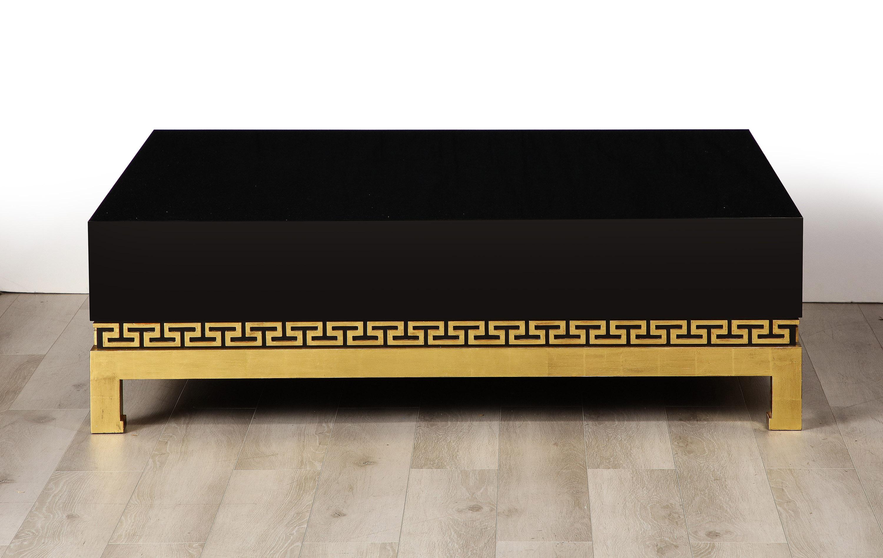 XXIe siècle et contemporain Grande table basse néoclassique en laque et bois doré en vente