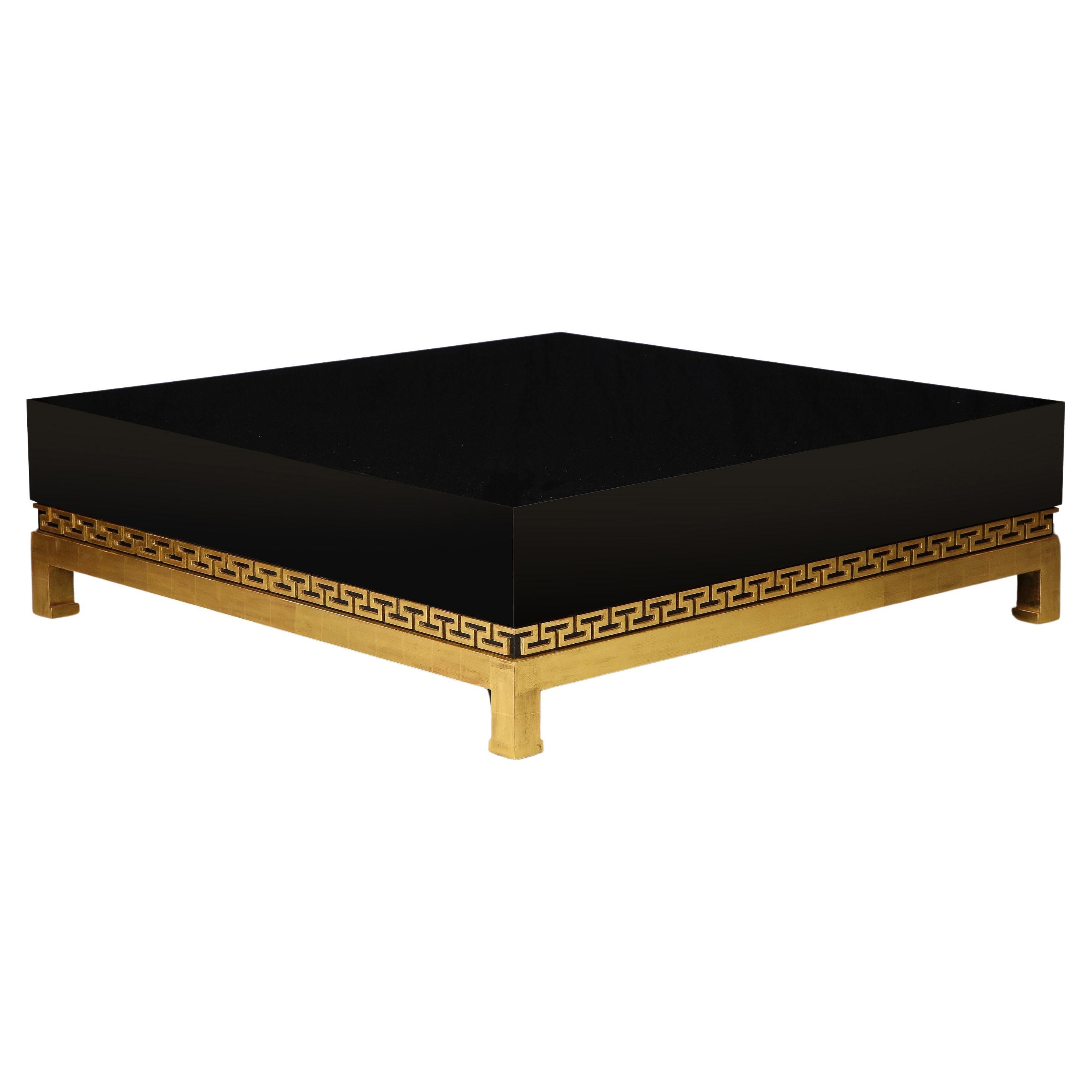 Grande table basse néoclassique en laque et bois doré en vente