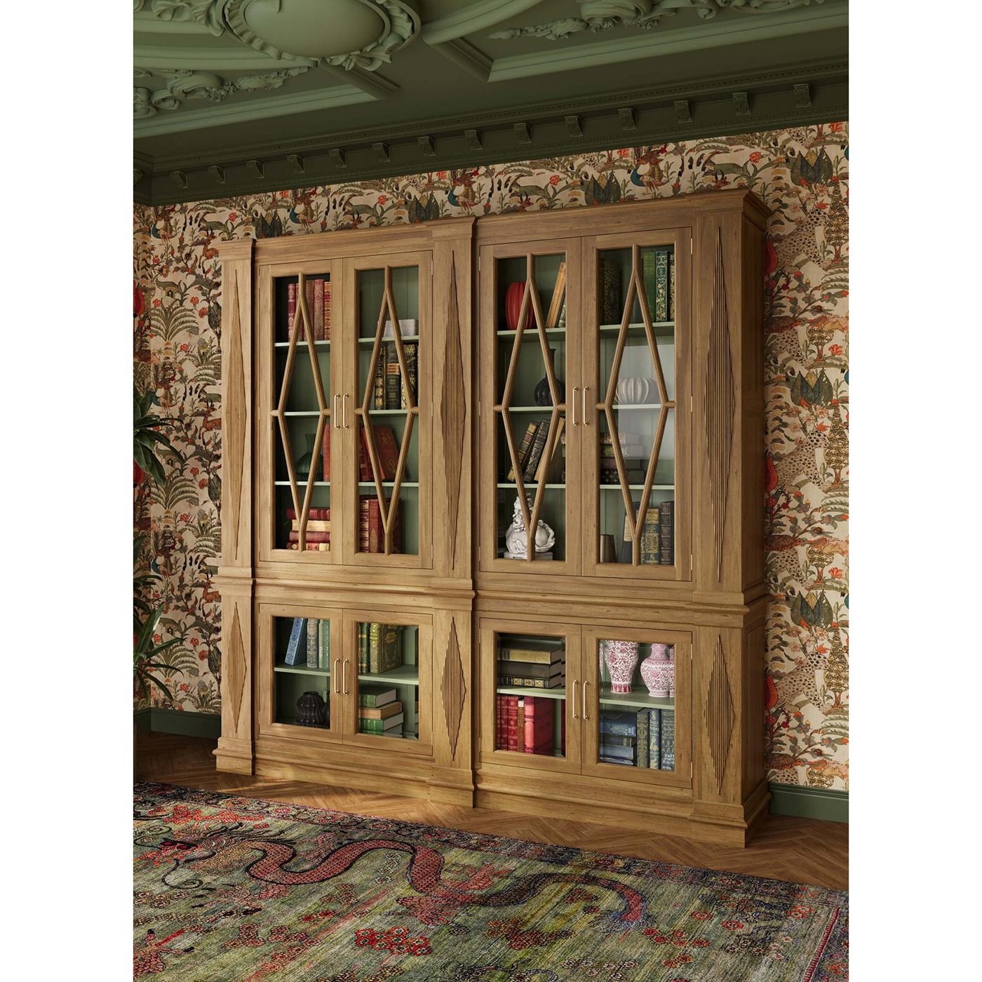 In finitura Antique French Oak, questo mobile monumentale presenta dettagli scanalati a rombi, modanature a corona e ante in vetro simmetriche con disegni a losanghe abbinati. Gli interni verniciati, rifiniti in Willow Shiny Green, aggiungono un