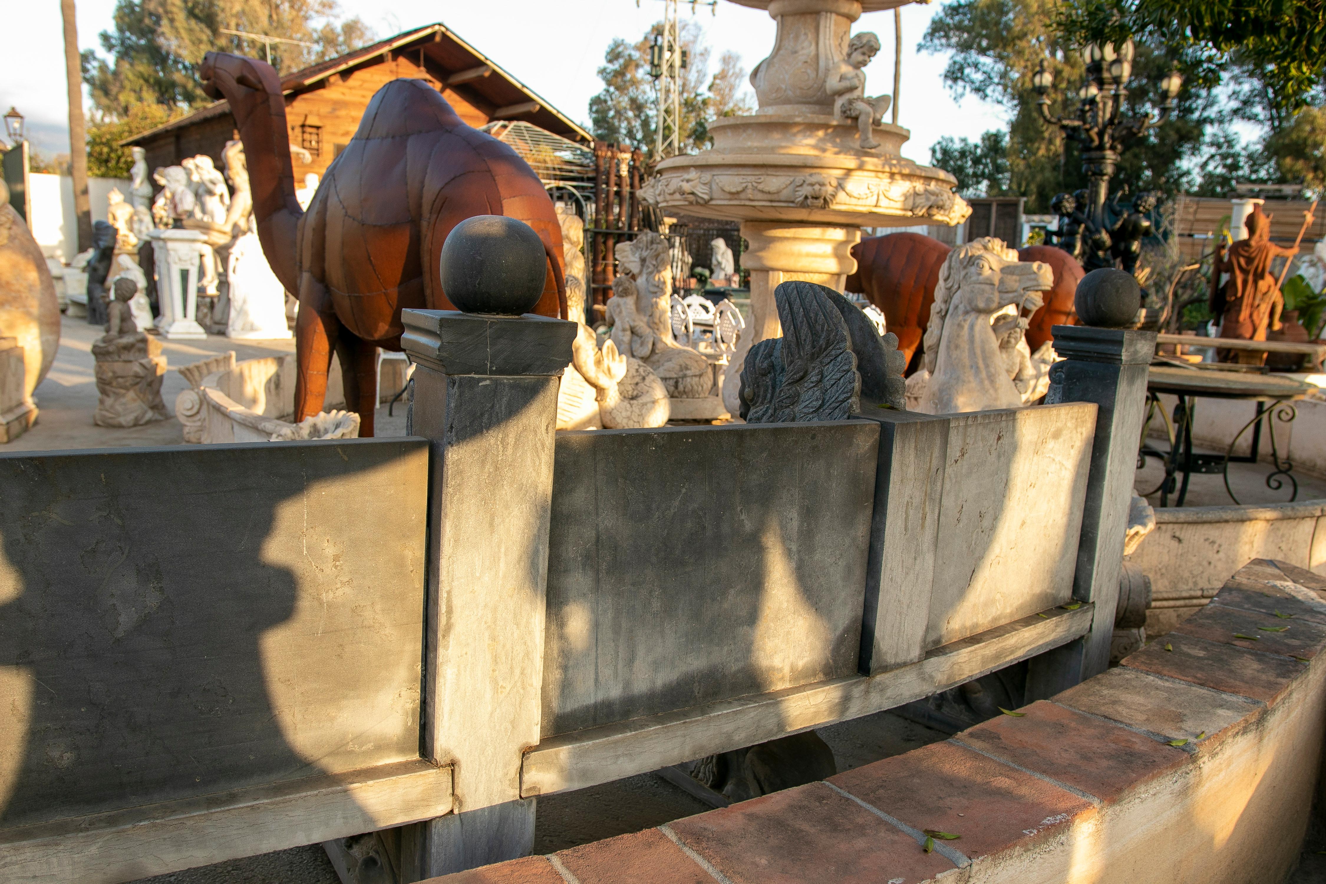 Grand banc néoclassique espagnol des années 1990 en marbre noir sculpté à la main avec lions ailés en vente 8