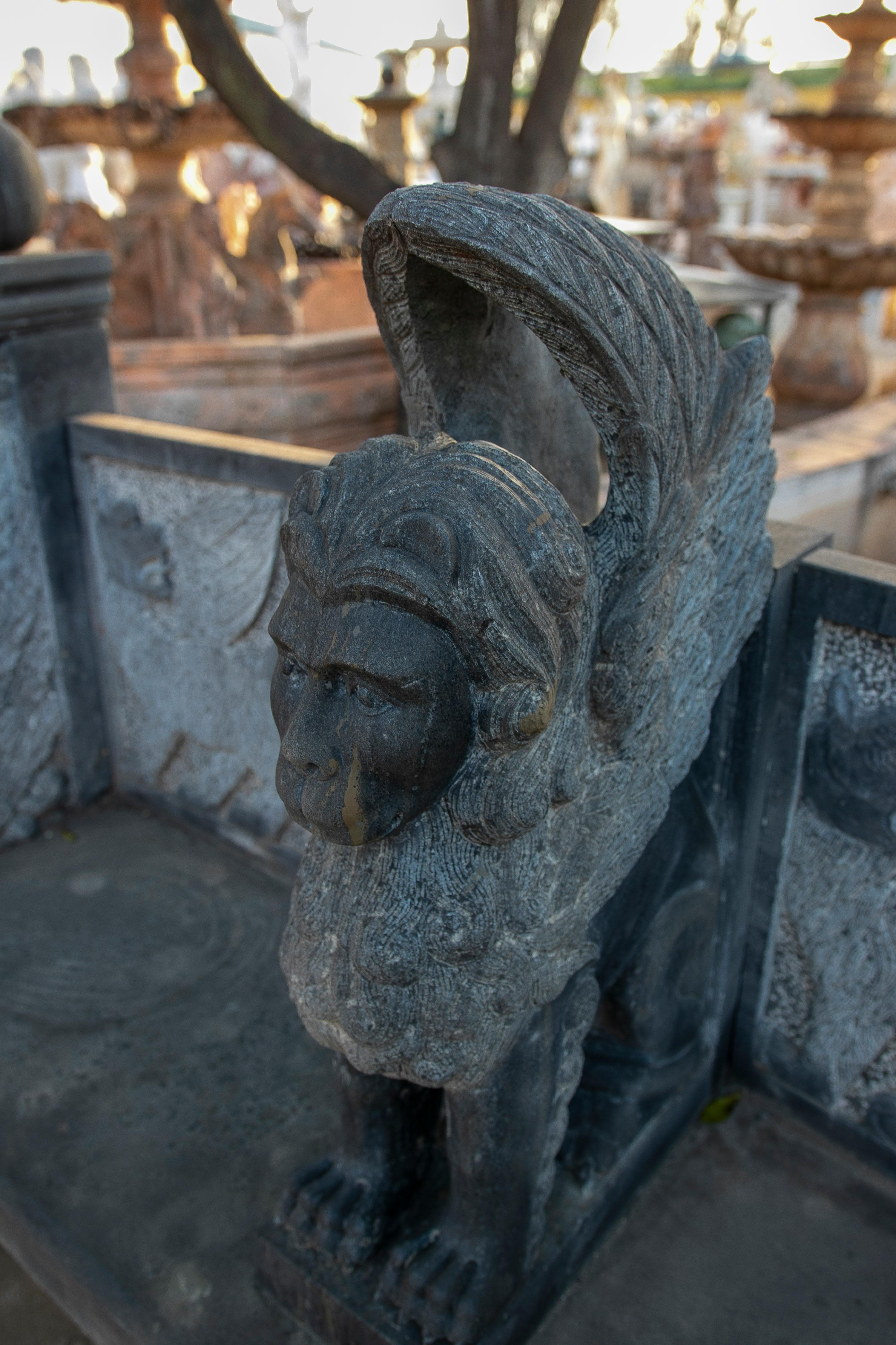 Grand banc néoclassique espagnol des années 1990 en marbre noir sculpté à la main avec lions ailés en vente 2