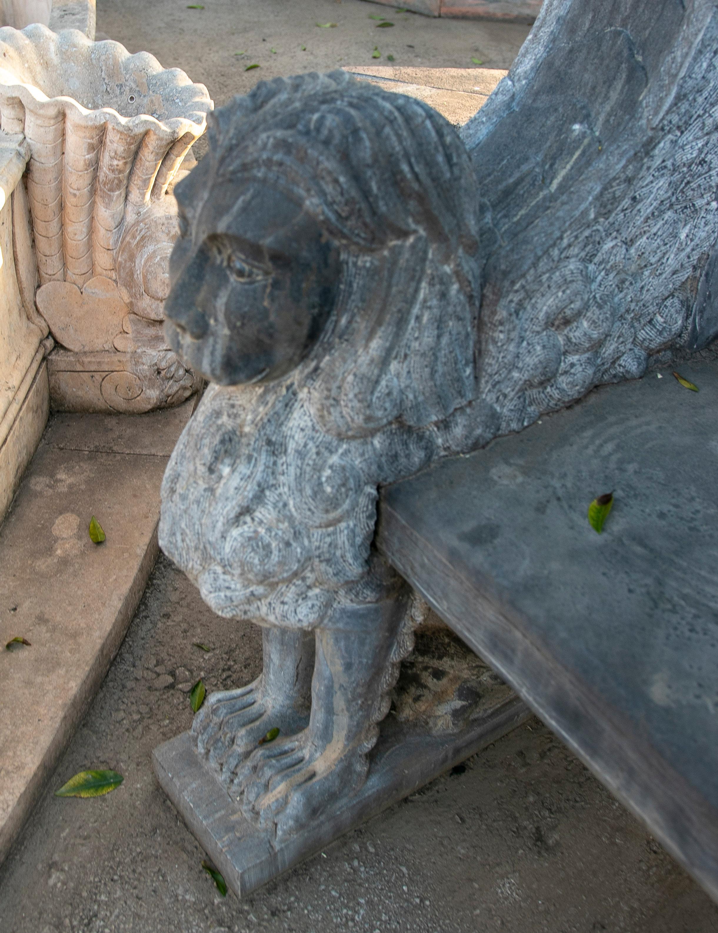 Grand banc néoclassique espagnol des années 1990 en marbre noir sculpté à la main avec lions ailés en vente 3
