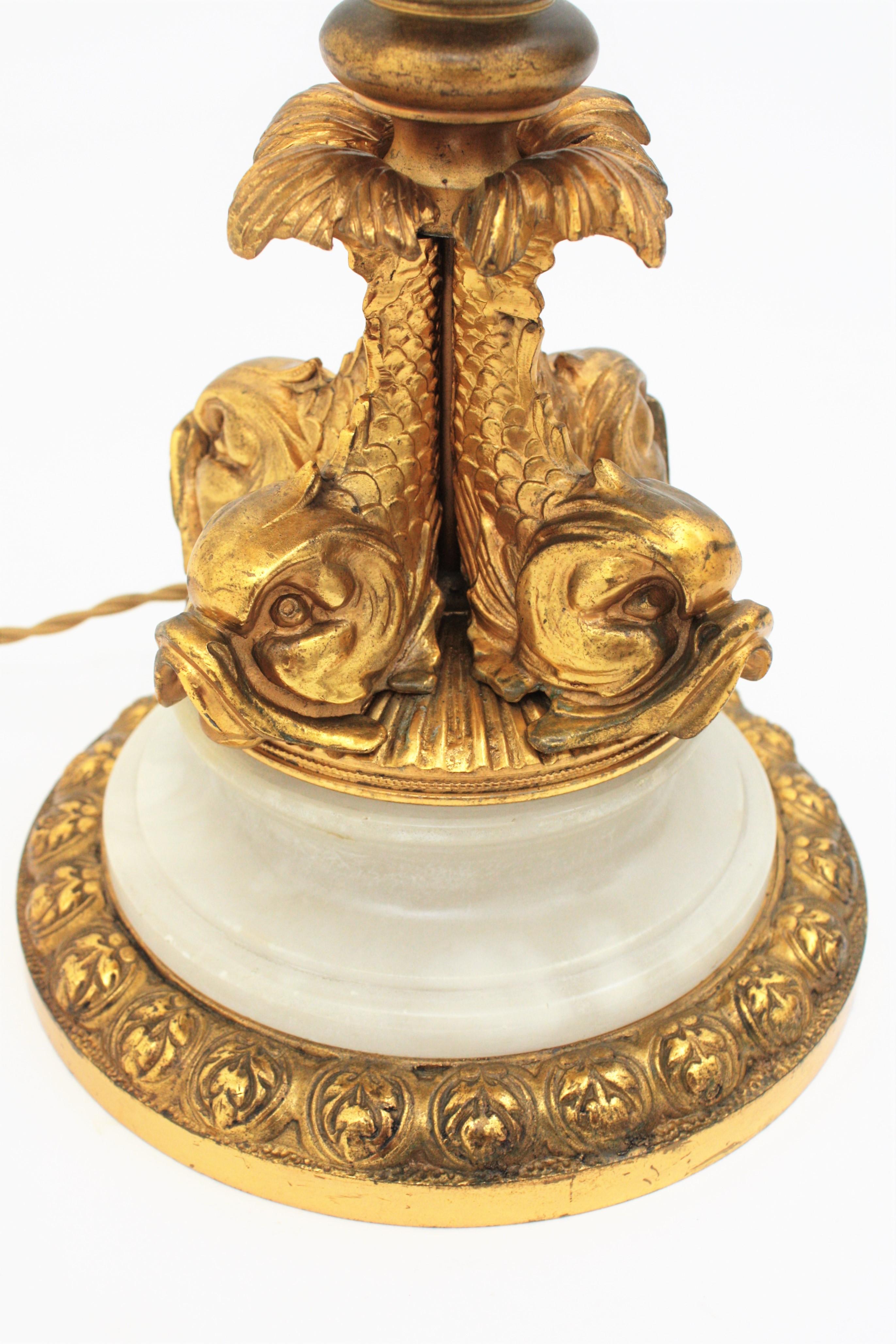 Espagnol Lampe de table néoclassique Modernity des années 1950, en albâtre et bronze doré Ormorlu en vente