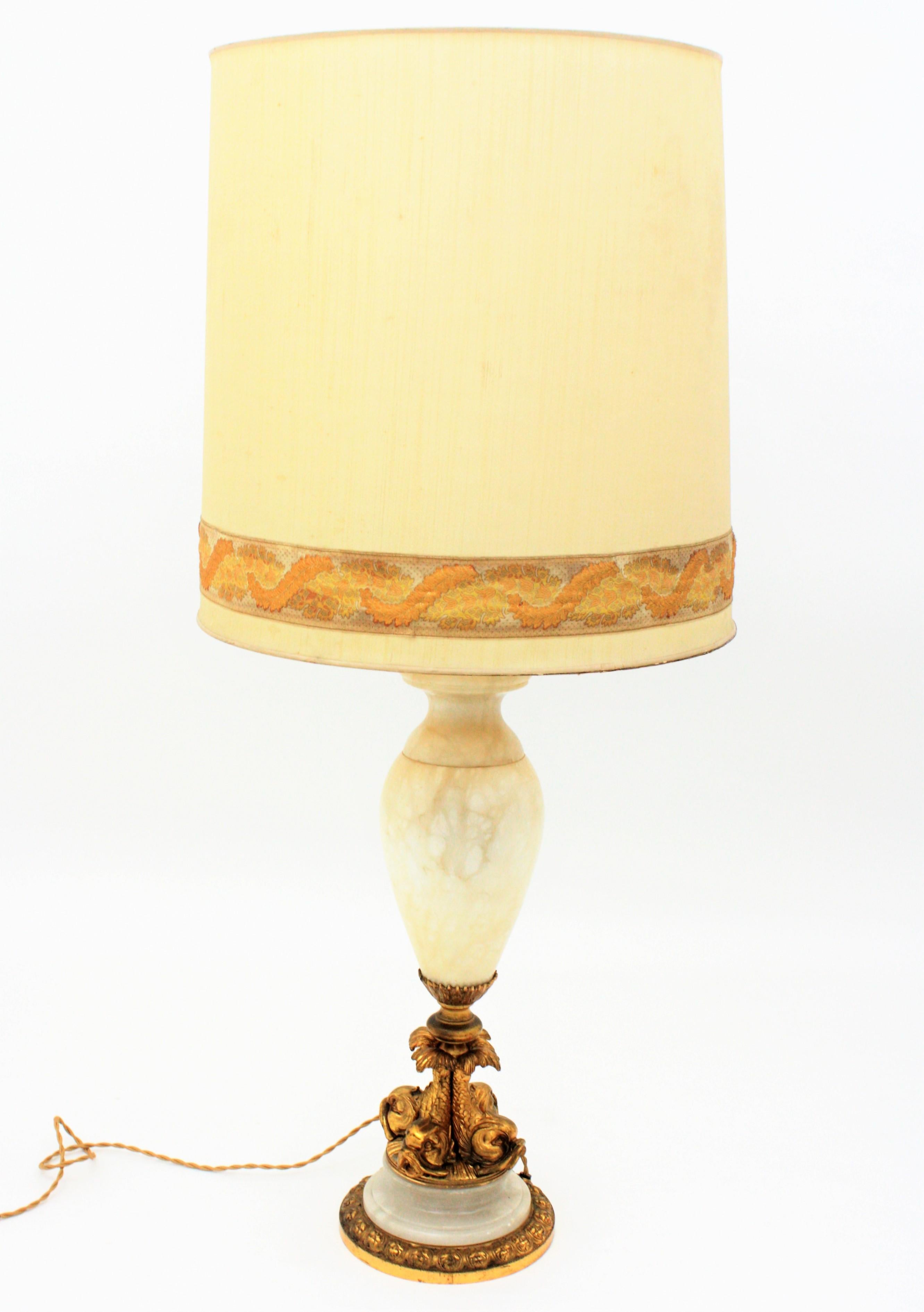 Laiton Lampe de table néoclassique Koi Fish en albâtre et bronze doré, 1950 en vente