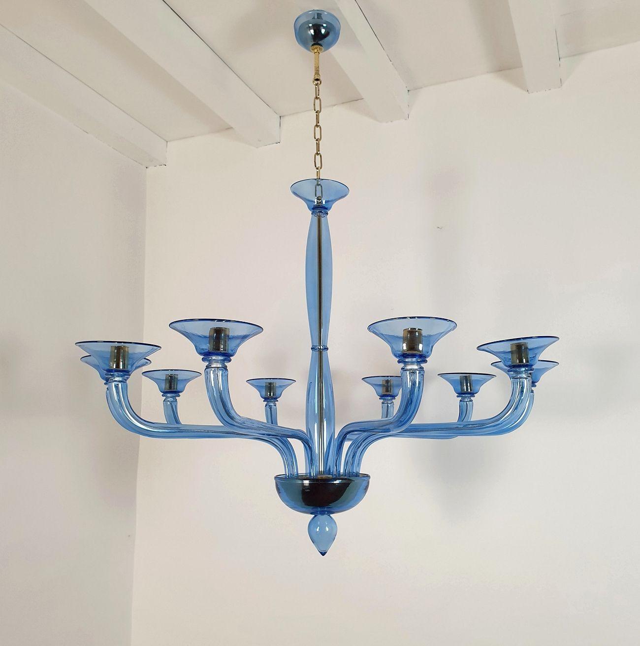 Lámpara de cristal de Murano azul de mediados de siglo, atribuida a Seguso, Italia Años 1980
La gran araña es de cristal de Murano azul transparente hecho a mano, con monturas chapadas en oro.
La araña de Murano tiene 10 brazos/luces.
Está