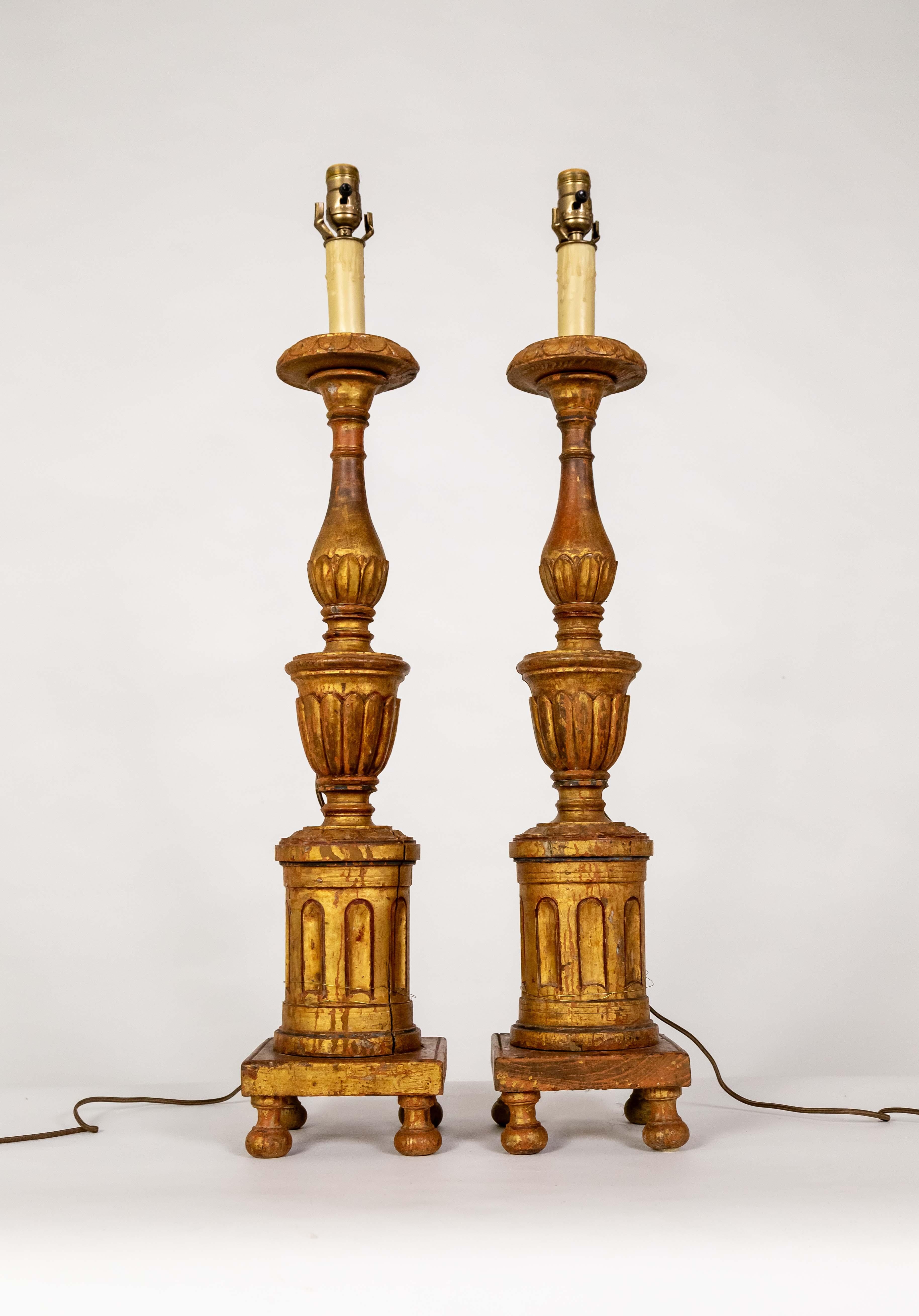 Madera tallada neoclásica antigua con silueta de urna apilada y pilar. Doradas y de alambre francés, sobre bases cuadradas con cuatro pies y cuellos estilo candelabro de cera de abeja. Recientemente recableado. 7