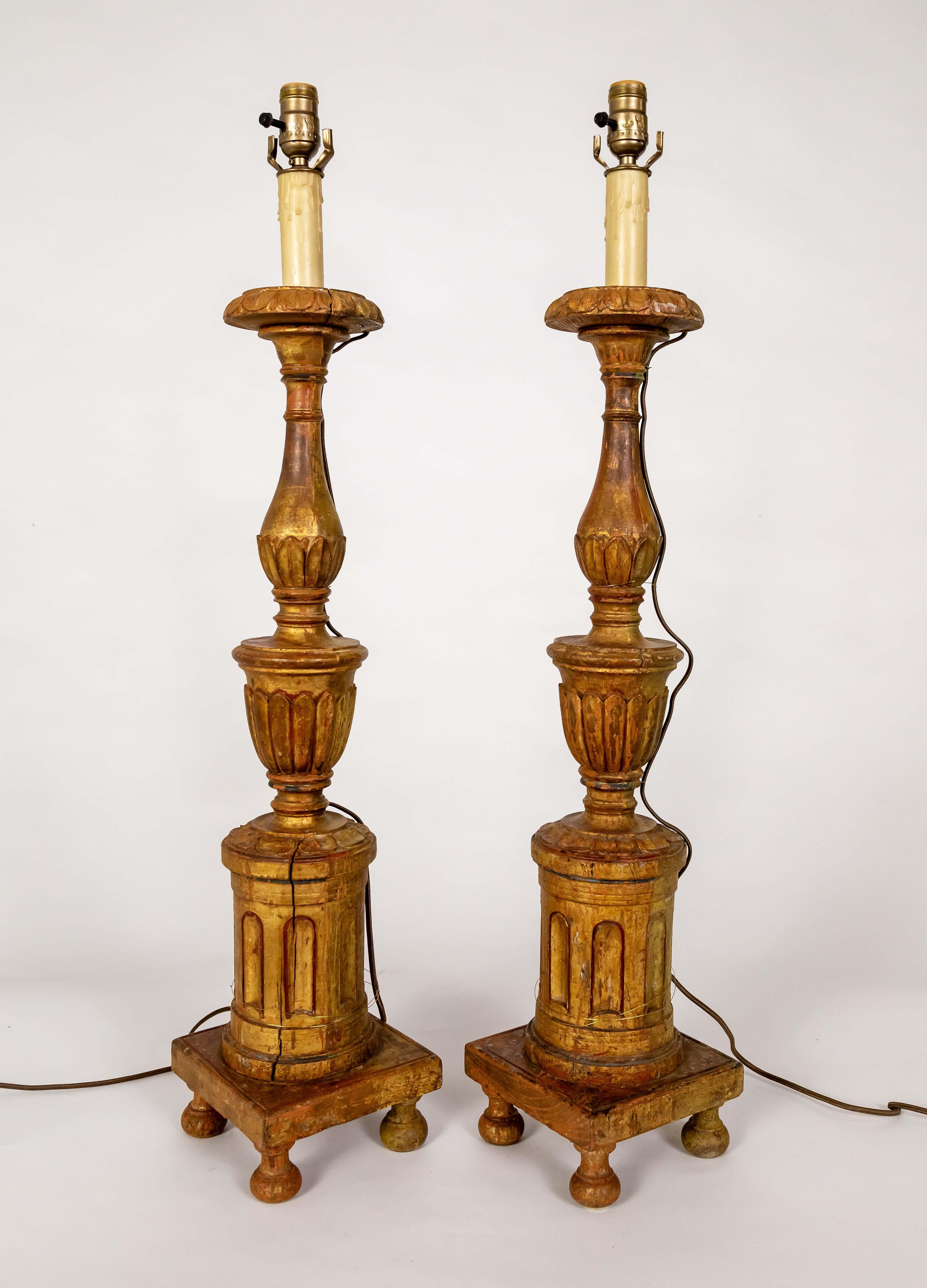 Gran Lámpara Neoclásica de Madera Dorada Tallada - Pareja Dorado en venta