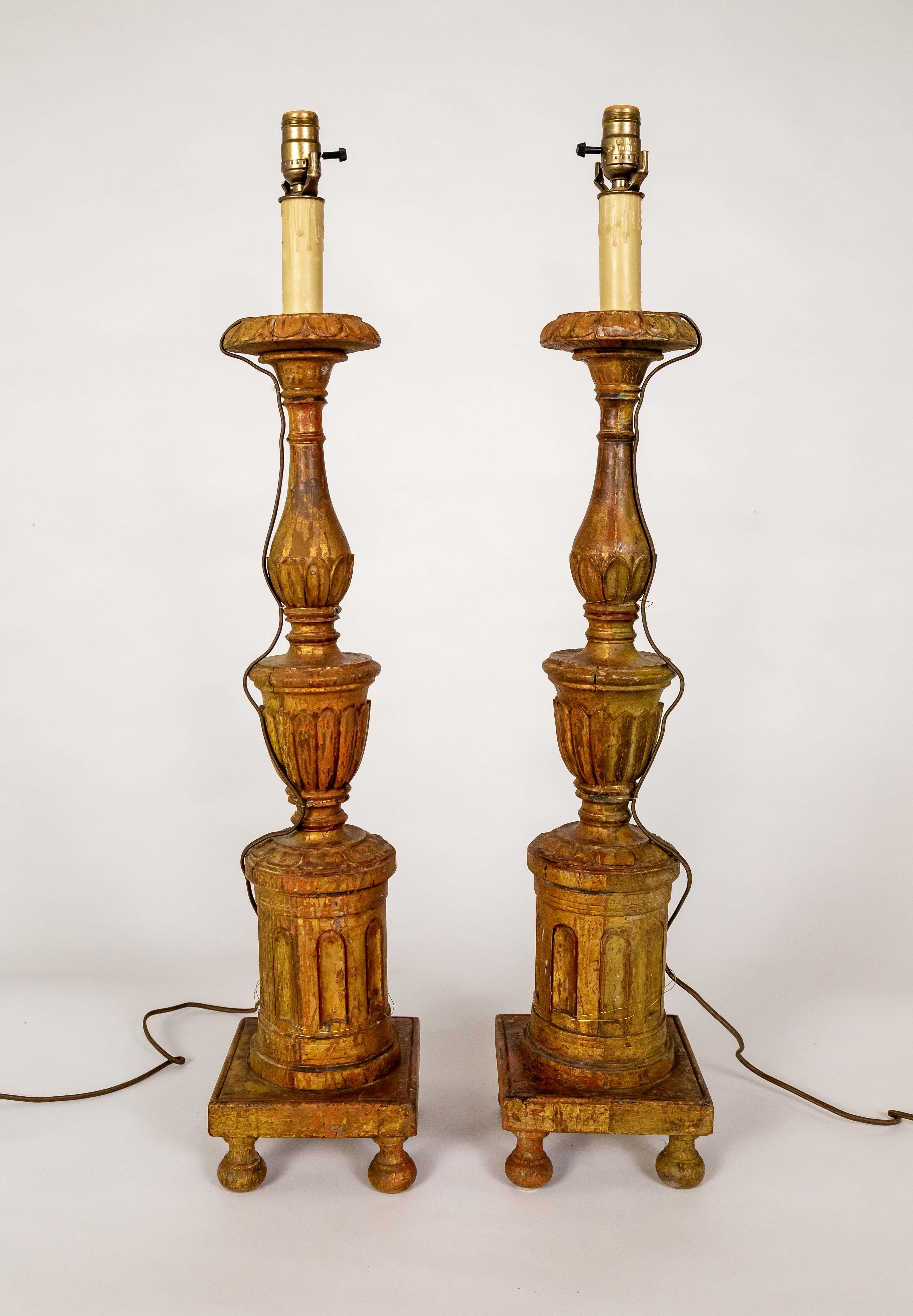 Gran Lámpara Neoclásica de Madera Dorada Tallada - Pareja en venta 1