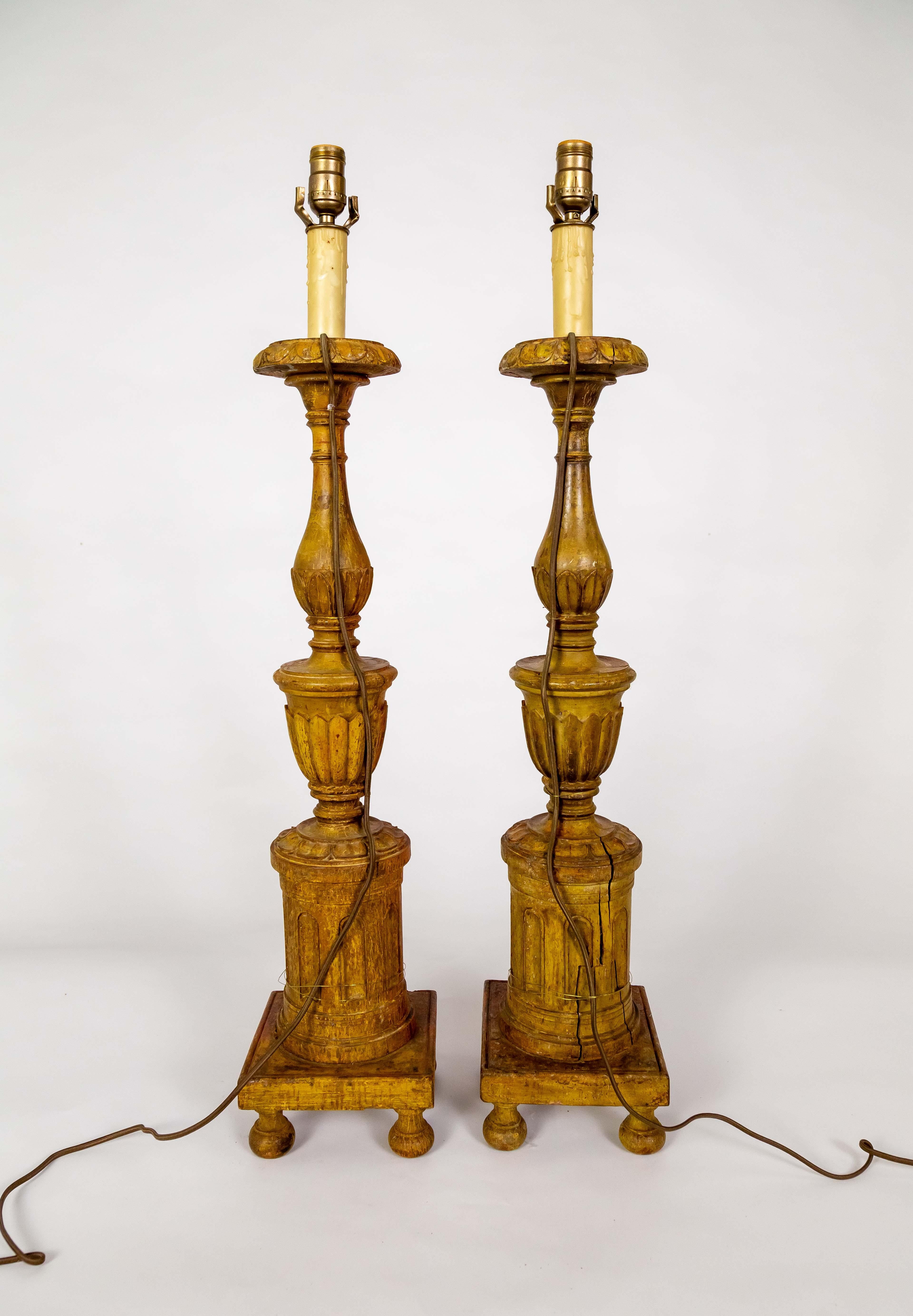 Gran Lámpara Neoclásica de Madera Dorada Tallada - Pareja en venta 2