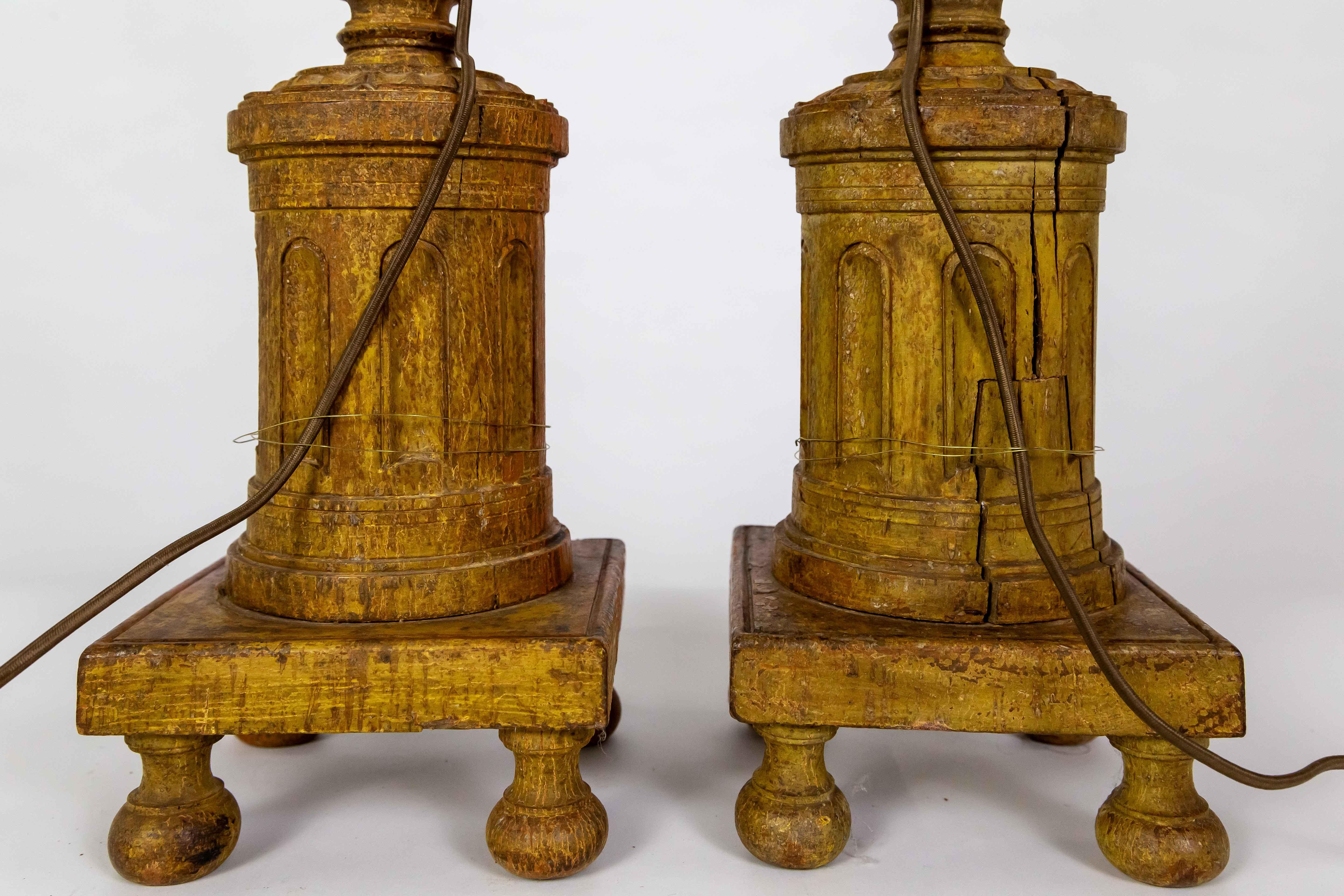Gran Lámpara Neoclásica de Madera Dorada Tallada - Pareja en venta 3