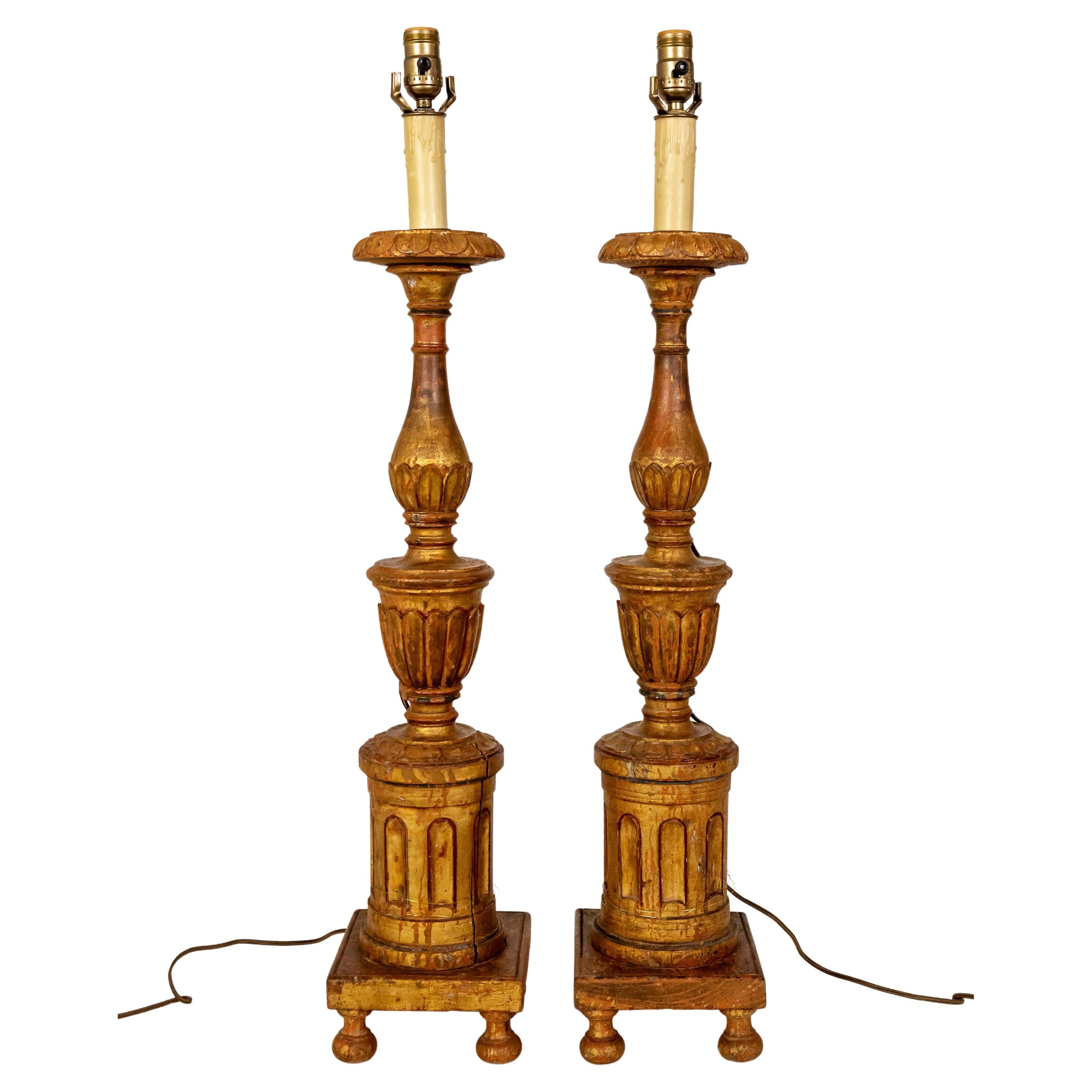 Paire de grandes lampes néoclassiques en bois doré sculpté