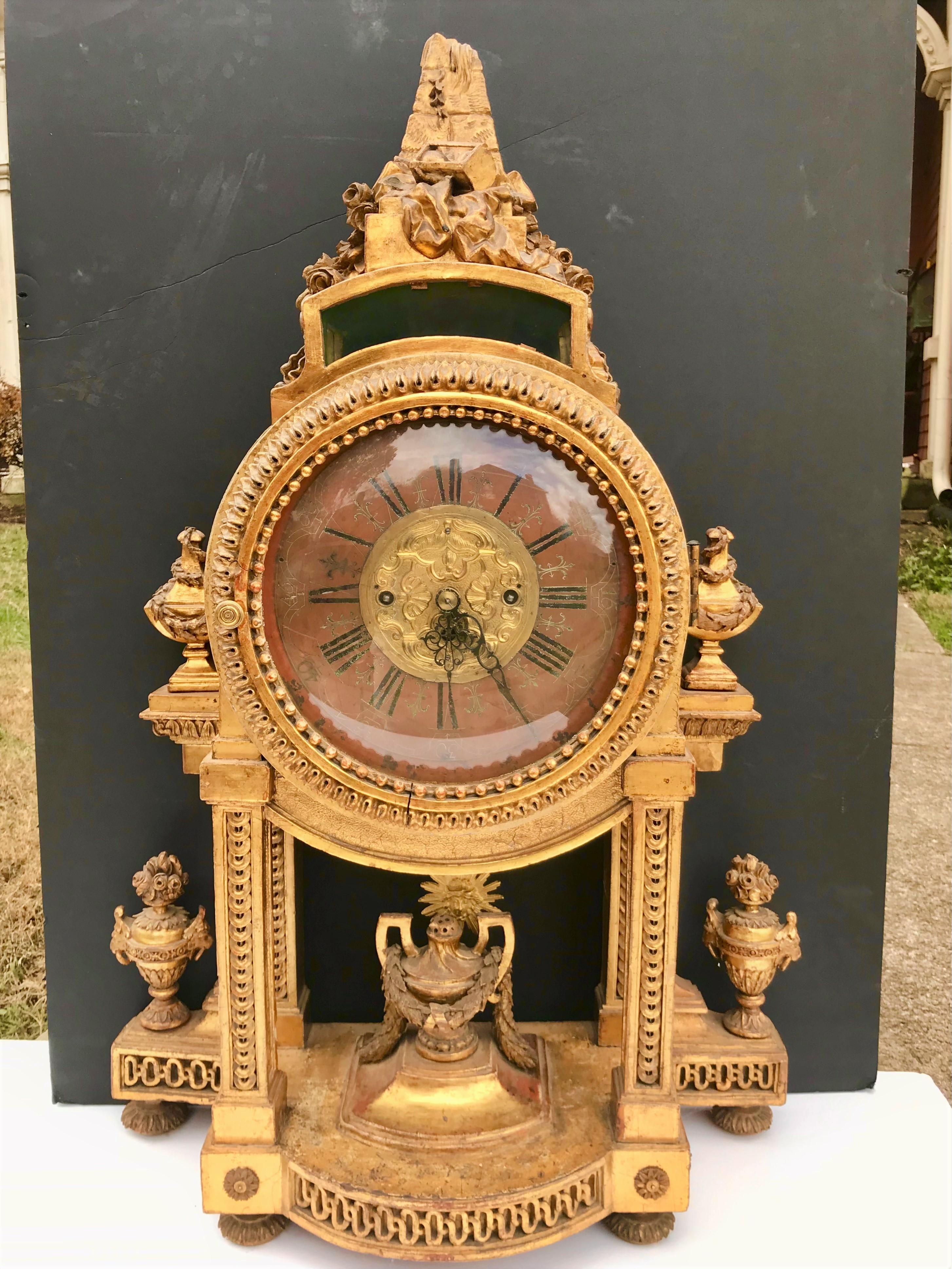 Große neoklassizistische geschnitzte Kaminuhr aus vergoldetem Holz, Allegorie der Zeit im Angebot 7