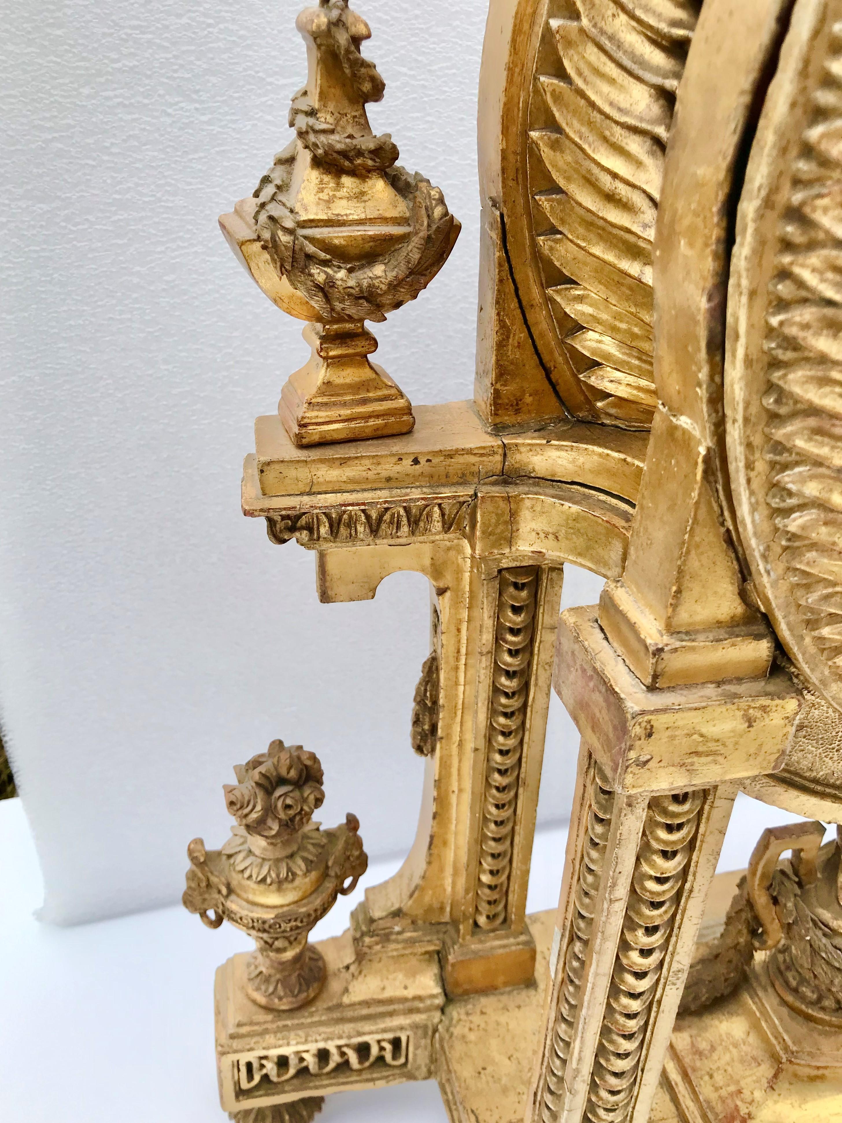 Große neoklassizistische geschnitzte Kaminuhr aus vergoldetem Holz, Allegorie der Zeit (Geschnitzt) im Angebot