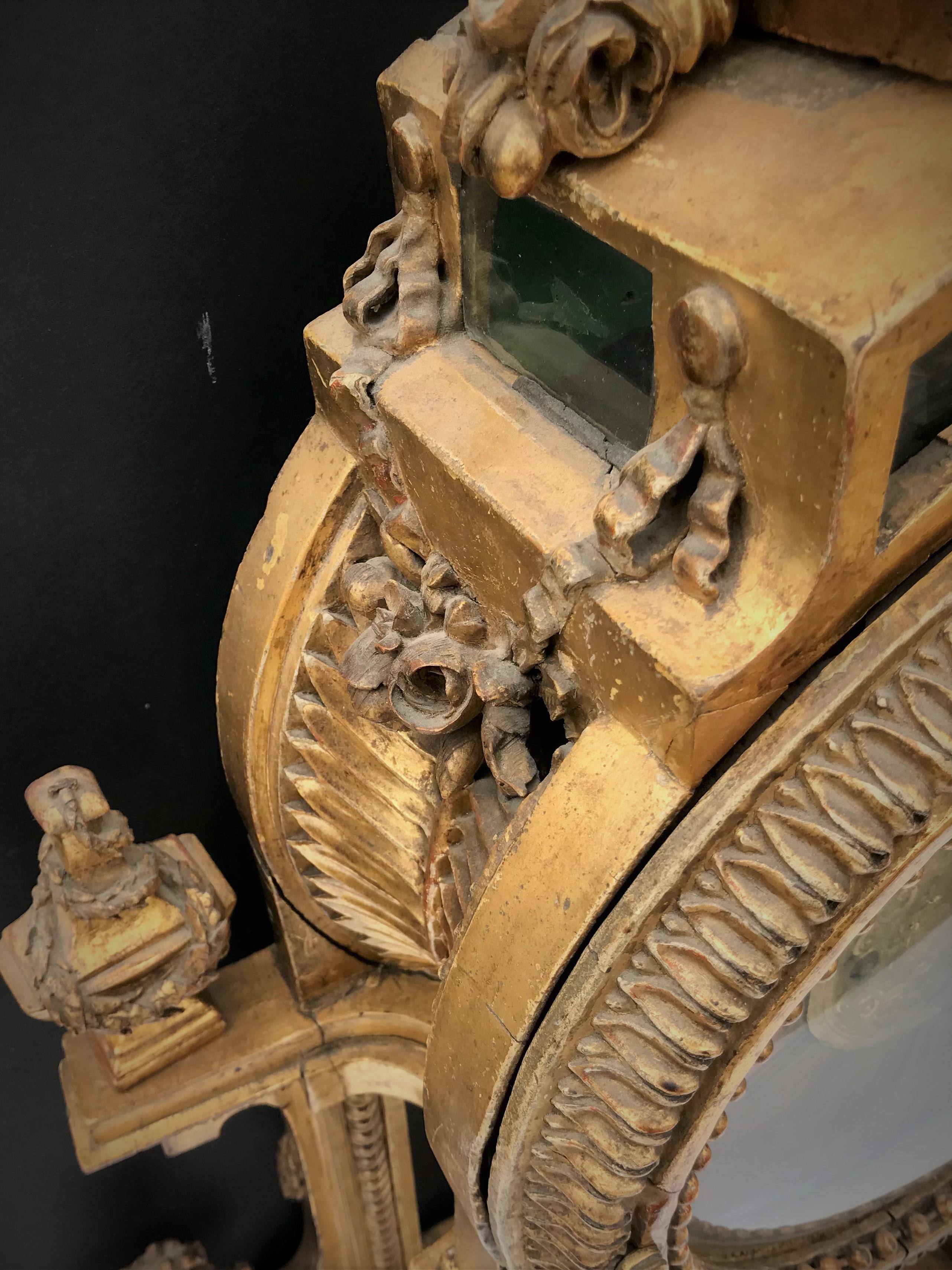Große neoklassizistische geschnitzte Kaminuhr aus vergoldetem Holz, Allegorie der Zeit im Zustand „Starke Gebrauchsspuren“ im Angebot in Nashville, TN
