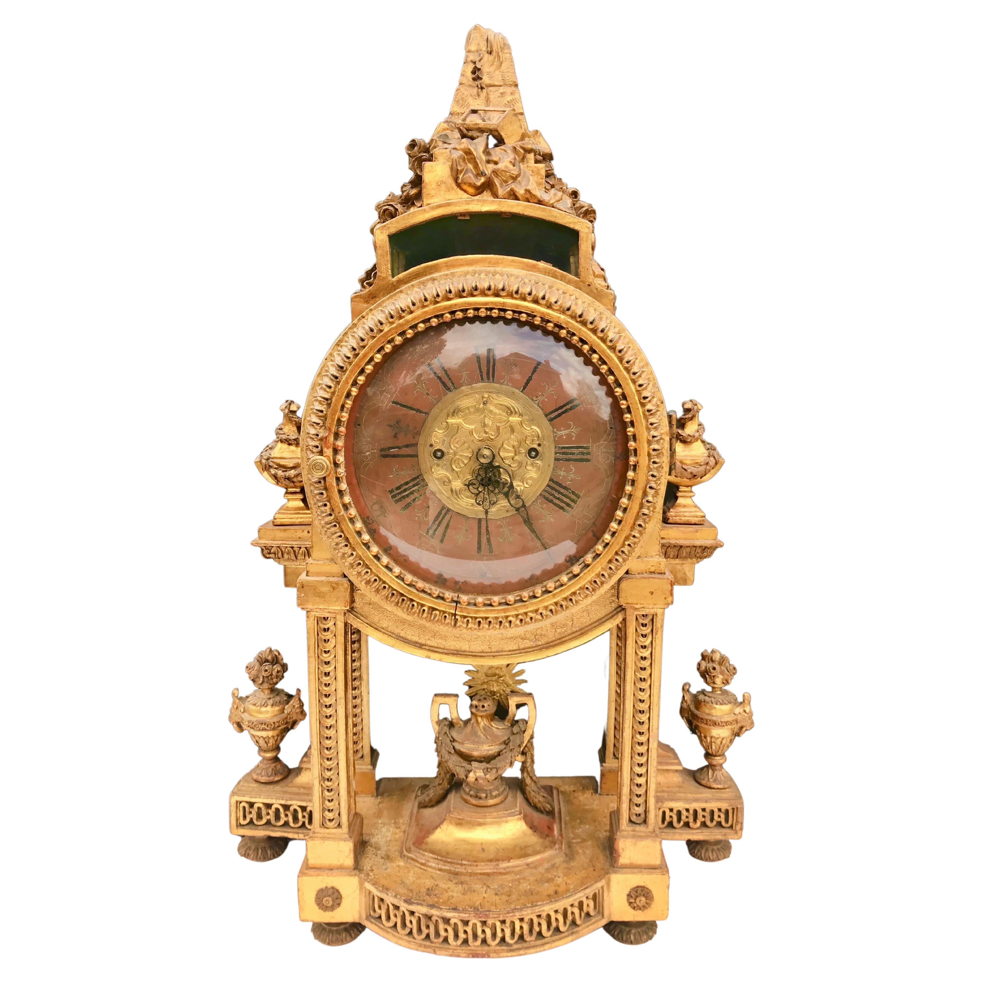 Grande horloge de cheminée néoclassique en bois sculpté Allégorie du temps