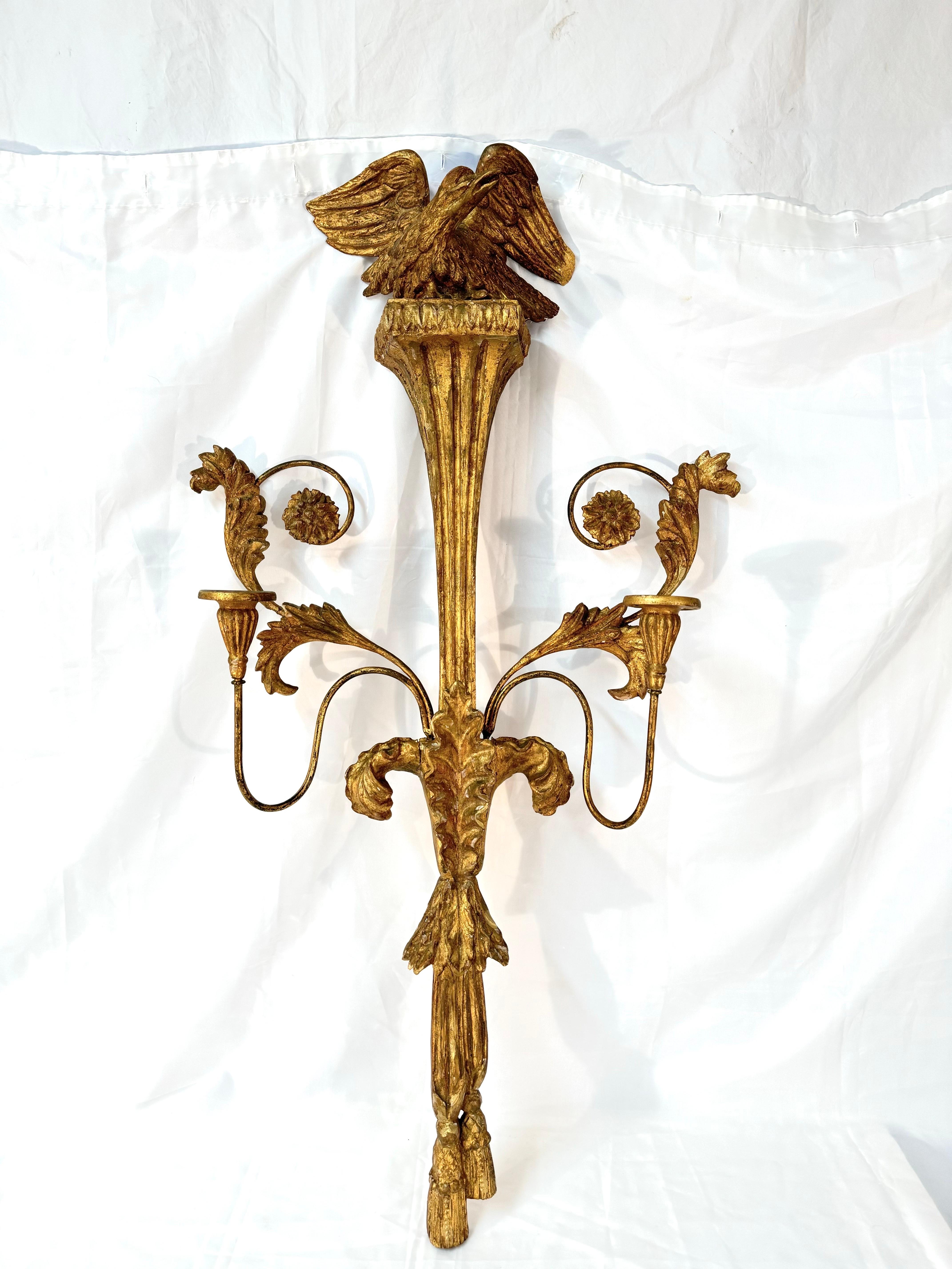 Großer neoklassizistischer vergoldeter Holzadler-Wandleuchter (Neoklassisch) im Angebot