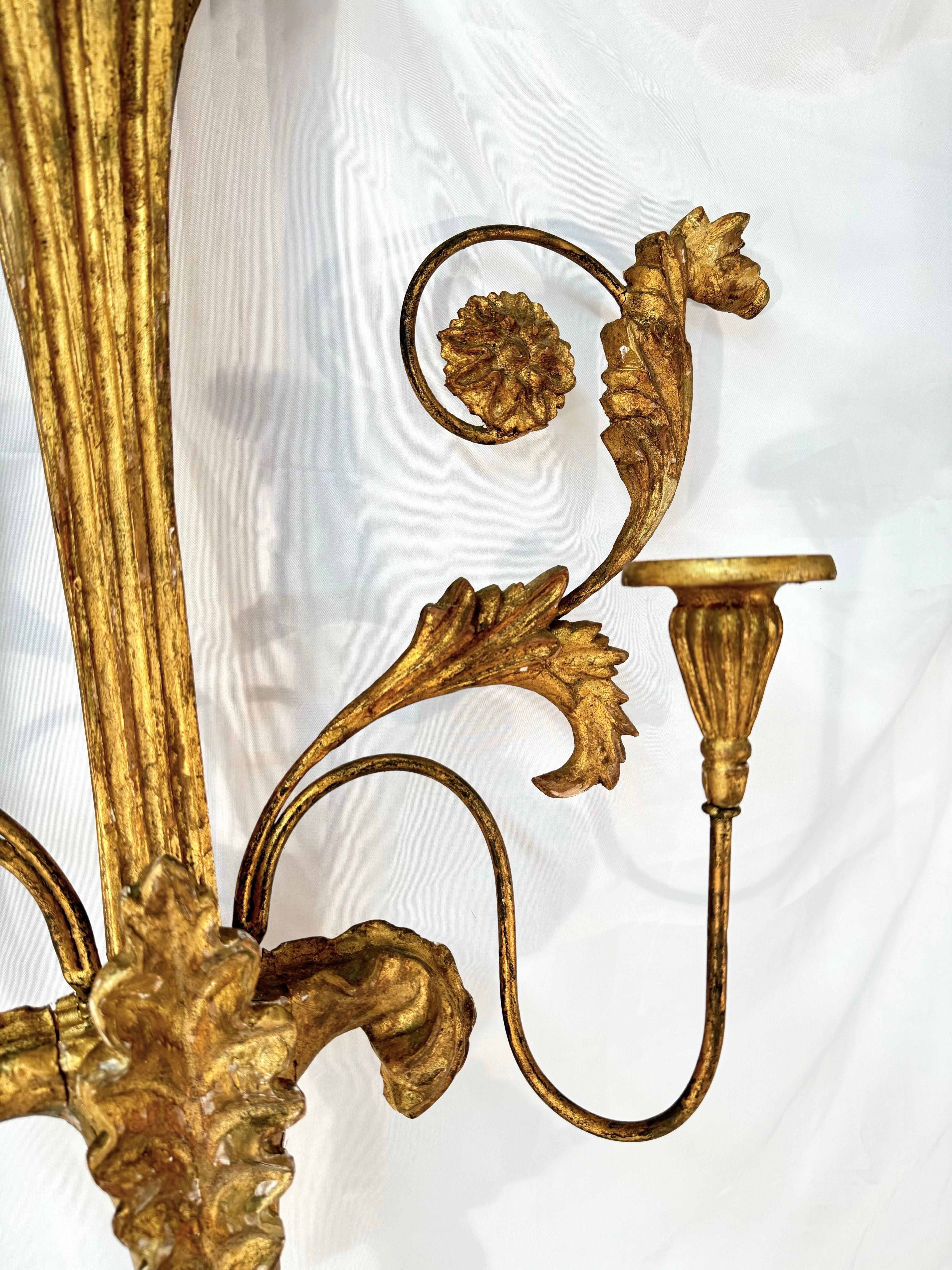 Großer neoklassizistischer vergoldeter Holzadler-Wandleuchter (Metall) im Angebot