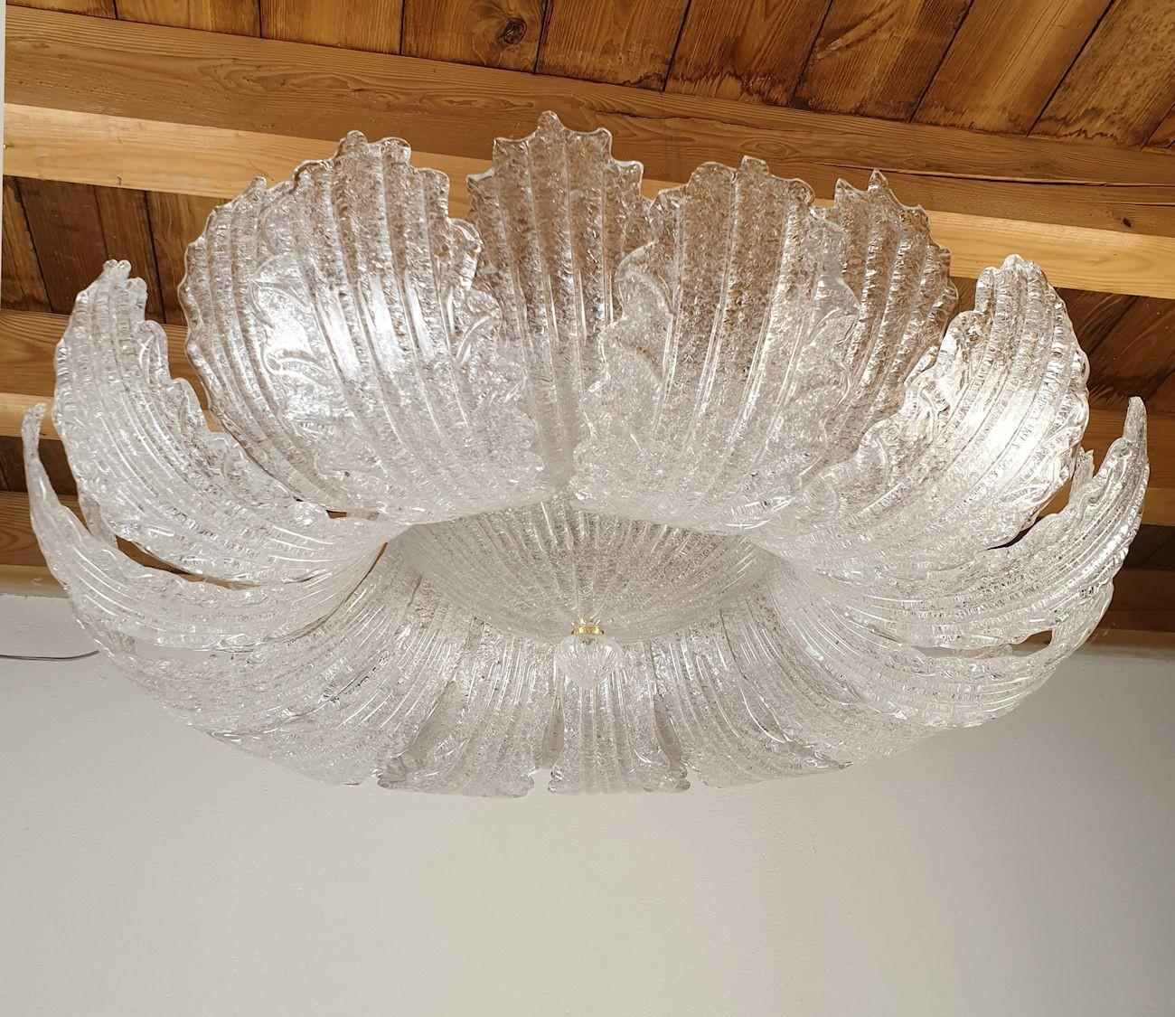 Large Mid-Century Modern Murano glass flush mount chandelier, Barovier & Toso style, Italy 1970s.
The vintage chandelier has a Neoclassical, or Transitional style.
It's made of Murano clear glass leaves, with a granulated finish, making it