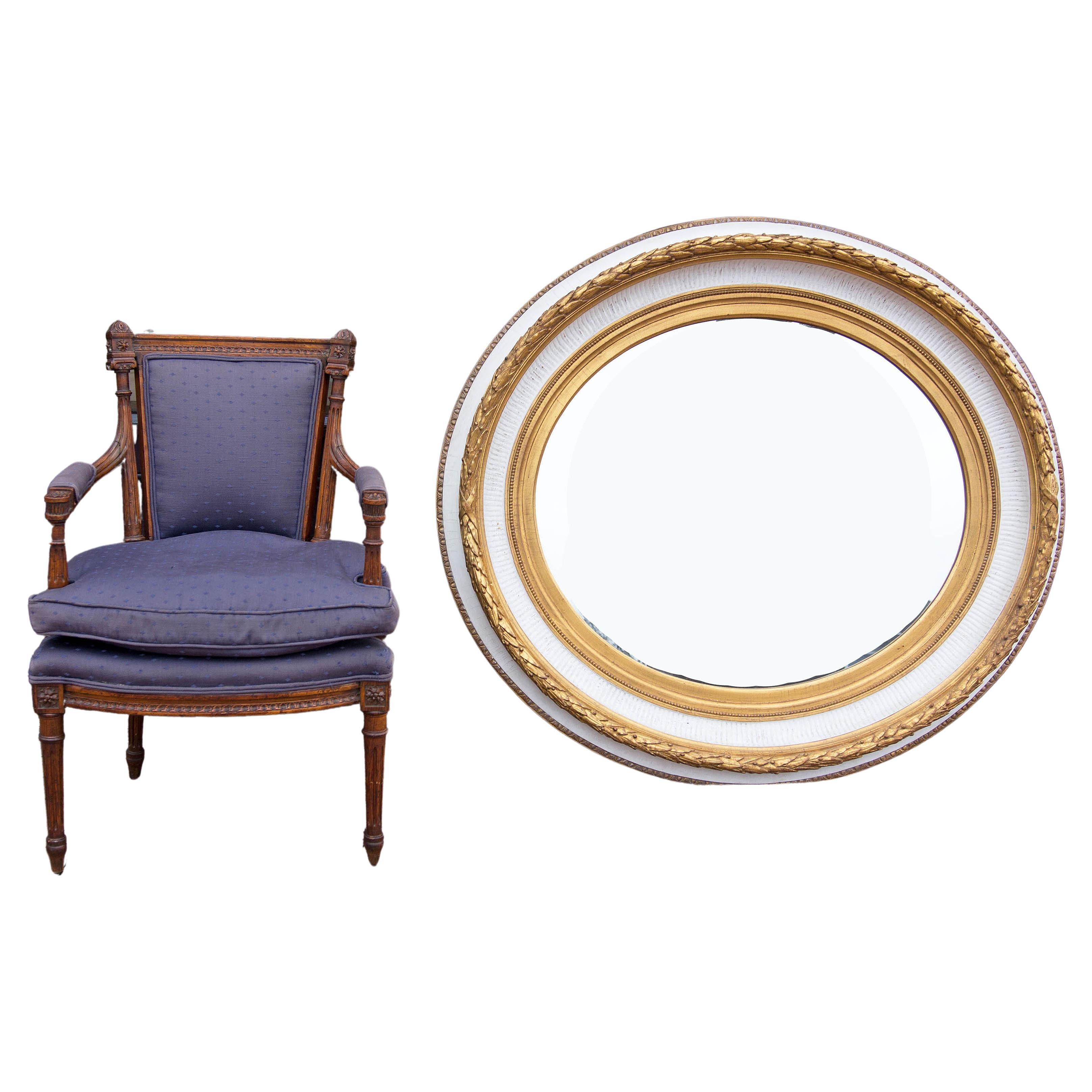 Grande anse cannelée de style 19e siècle avec bordure d'acanthe. Le miroir est solide et de très bonne qualité. Il peut être suspendu horizontalement ou verticalement. Voir nos autres miroirs. Veuillez nous contacter pour les options