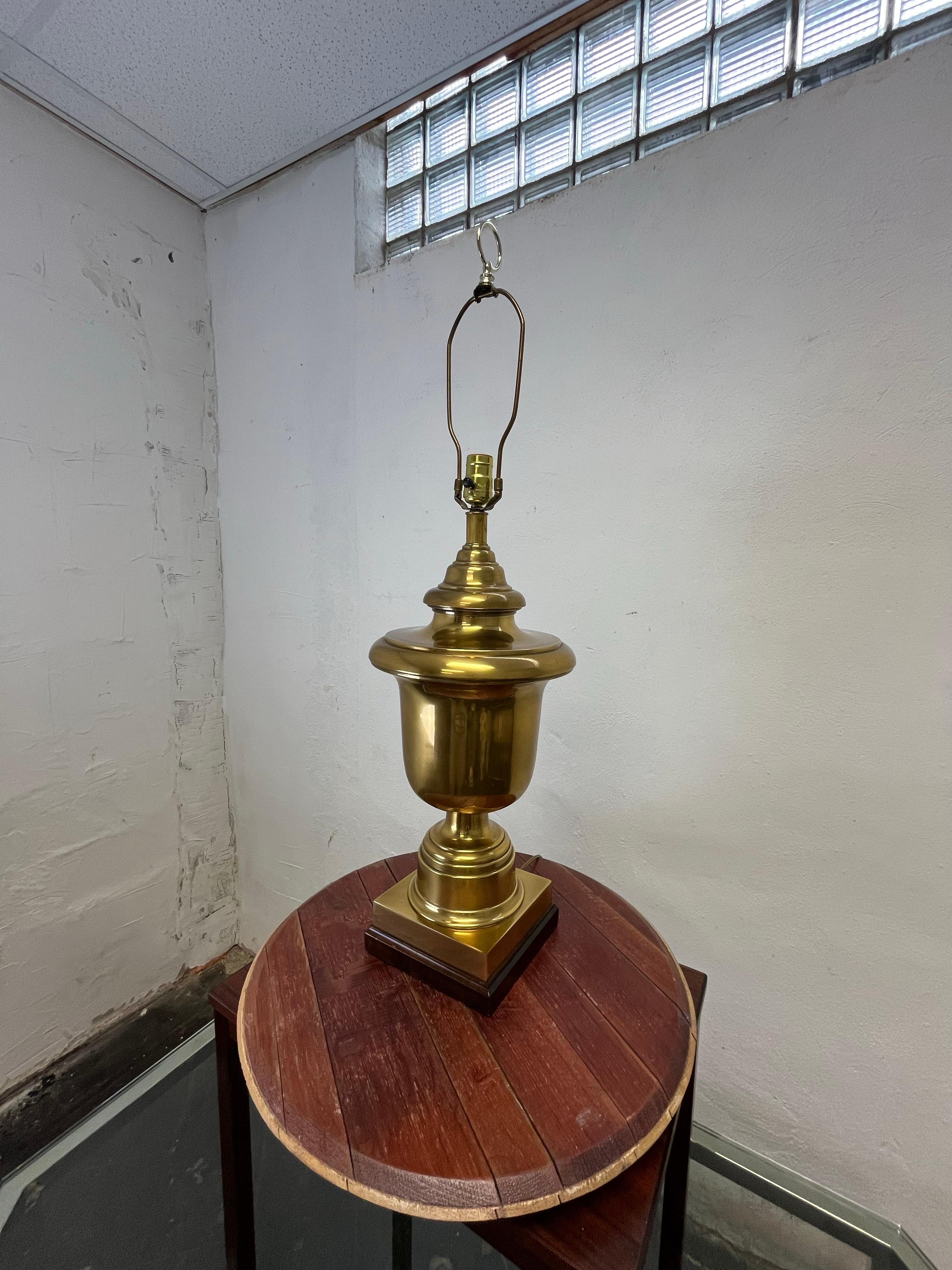 Large Neoclassical Solid Brass Urn Table Lamp In Good Condition For Sale In W Allenhurst, NJ