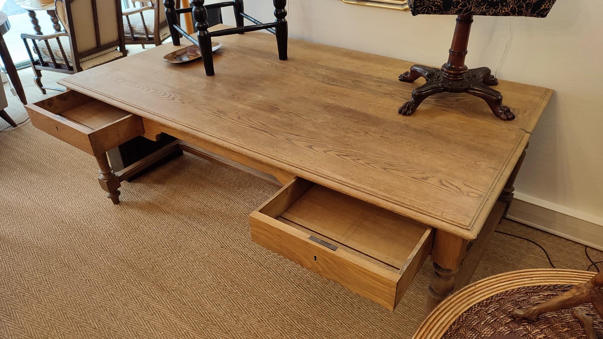 This large oak desk has a real neoclassical look, because of its proportions. The lenghth and width offer a lot of surface, allowing you to put all your work. It has 2 drawers (keys are missing).
It has been stripped, giving it a brutalist vibe,