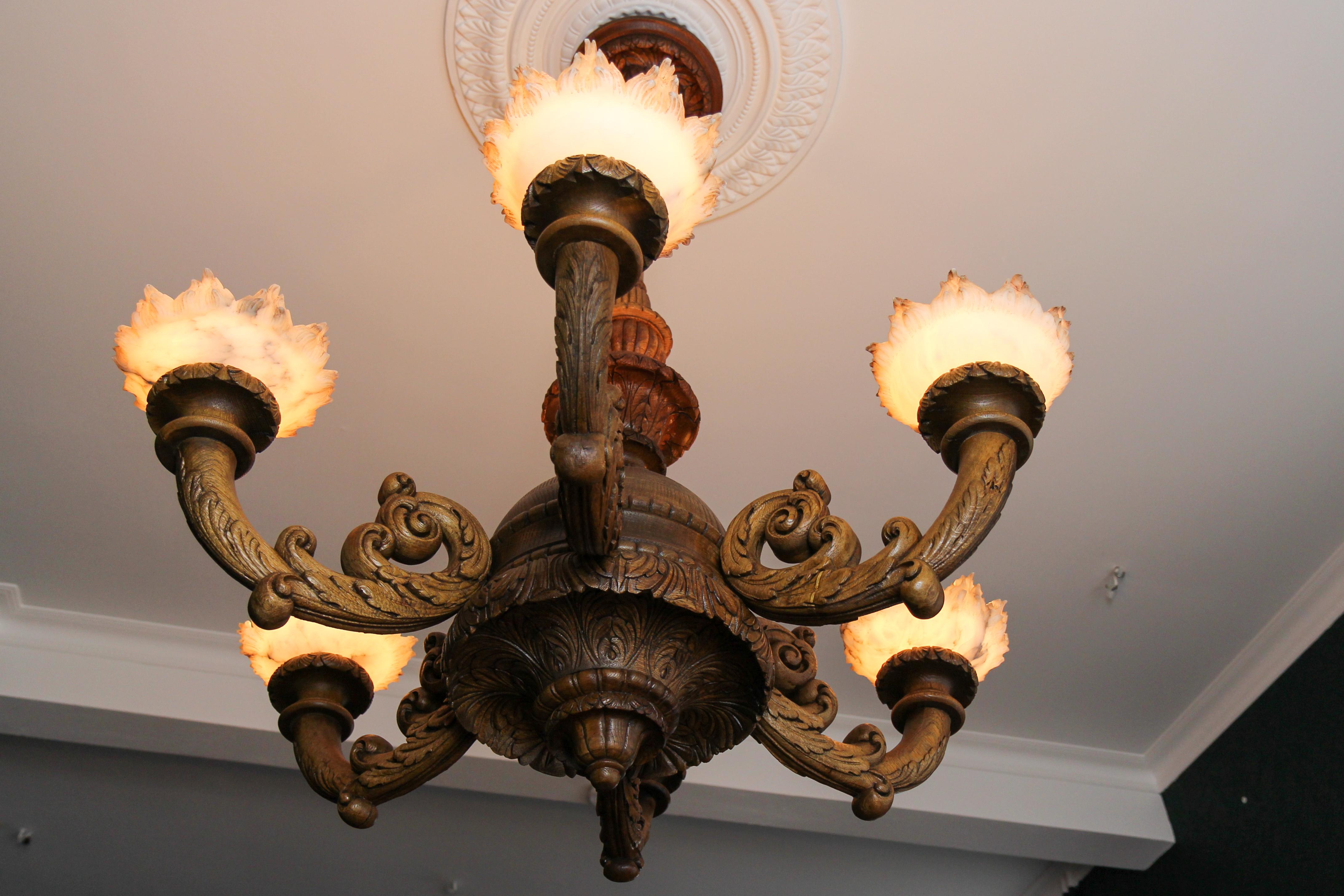 Grande lampadario in stile neoclassico in legno di quercia intagliato e alabastro, anni '20 in vendita 1