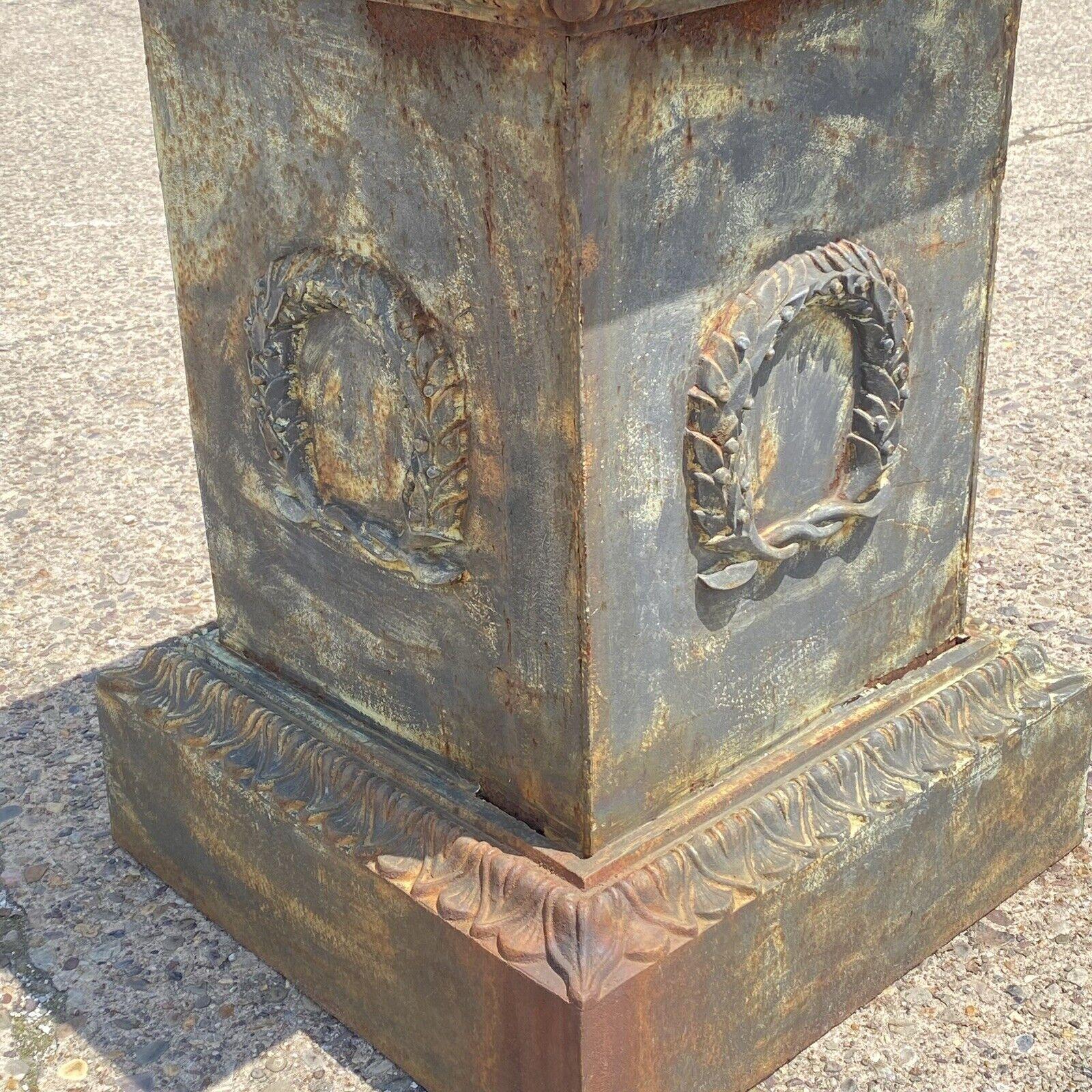 Grande urne de jardin en fonte de style néoclassique avec couronne A Bon état - En vente à Philadelphia, PA
