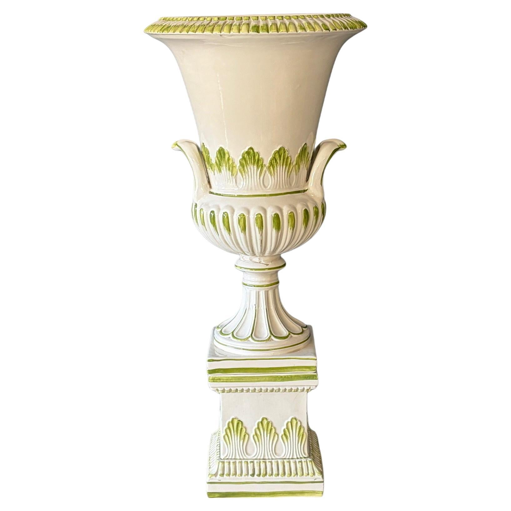 Urna e base in ceramica di grandi dimensioni in stile neoclassico