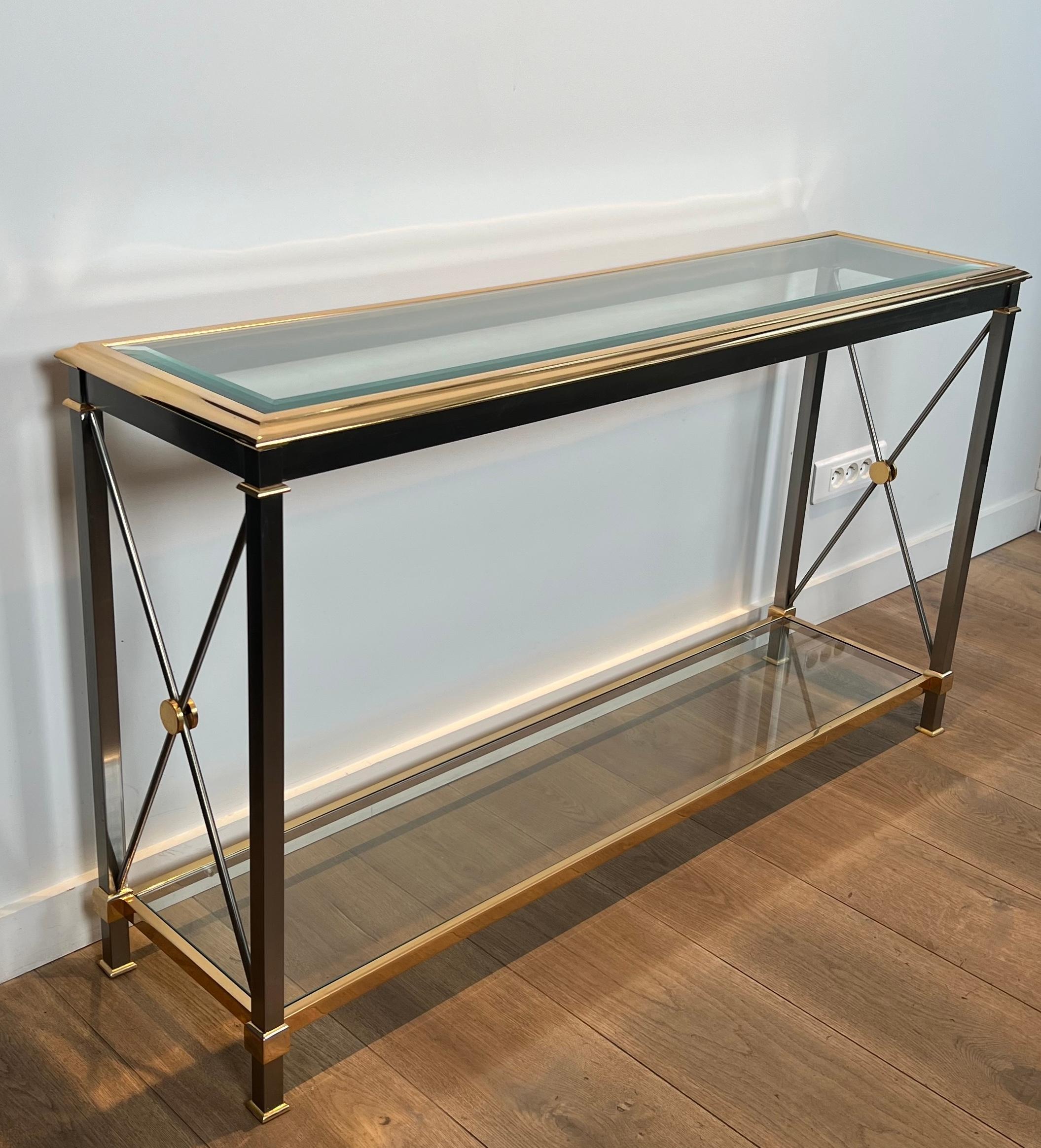 Esta mesa consola de estilo neoclásico, grande y elegante, es muy bonita y está hecha de latón dorado y metal de cañón. Se trata de una obra francesa atribuida a Maison Jansen. Alrededor de 1970