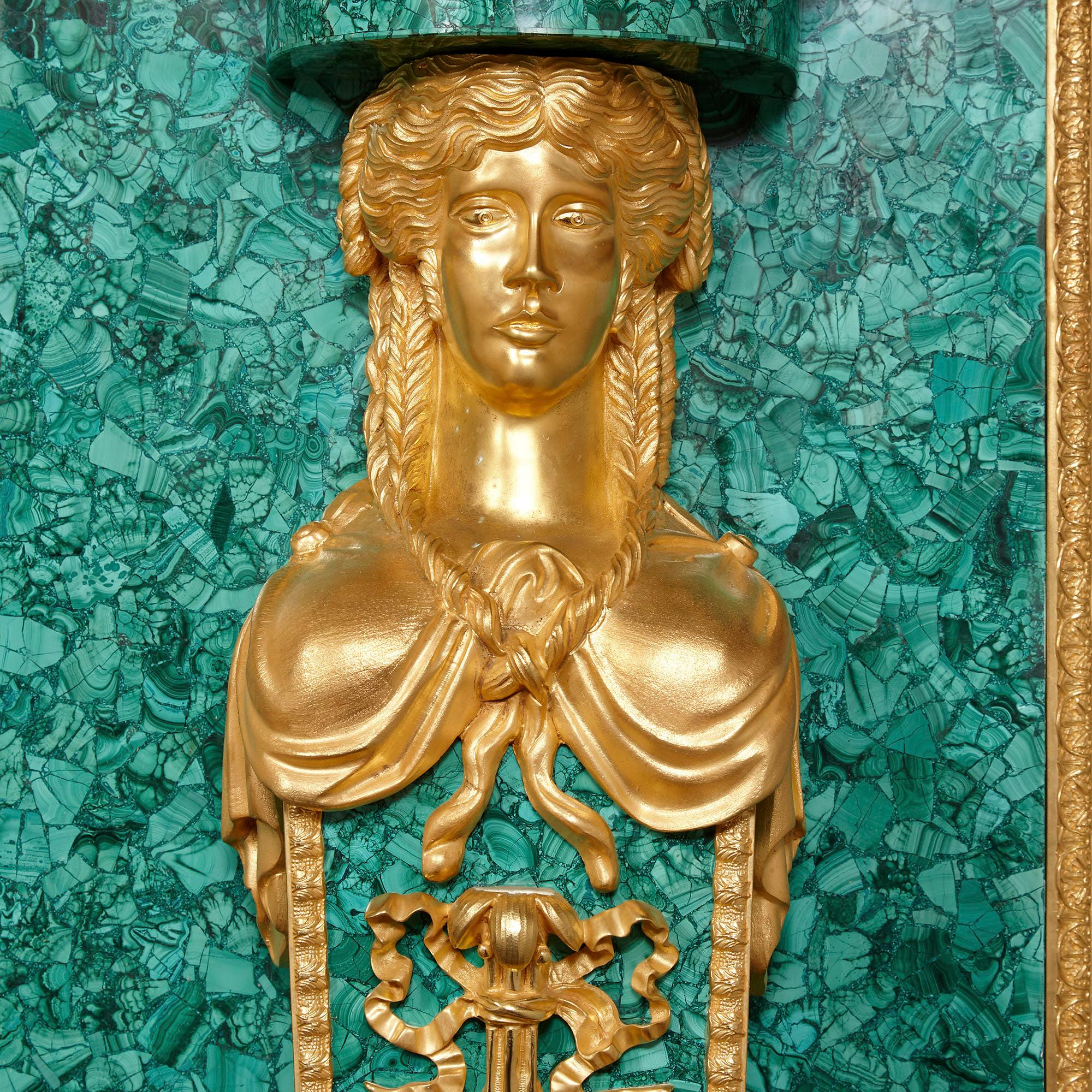 Großer Kamin aus vergoldeter Bronze und Malachit im neoklassischen Stil (Empire) im Angebot