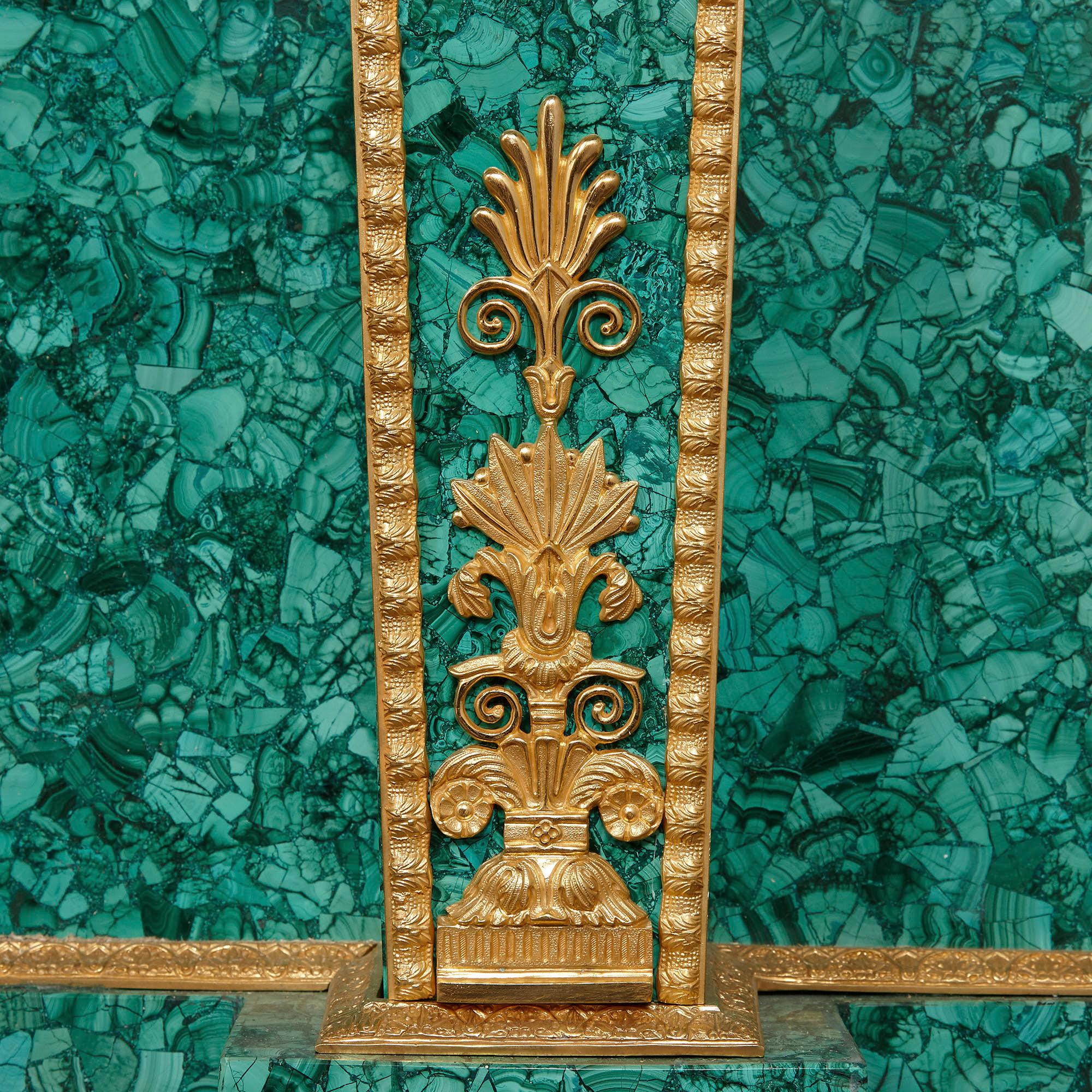 Großer Kamin aus vergoldeter Bronze und Malachit im neoklassischen Stil (Französisch) im Angebot