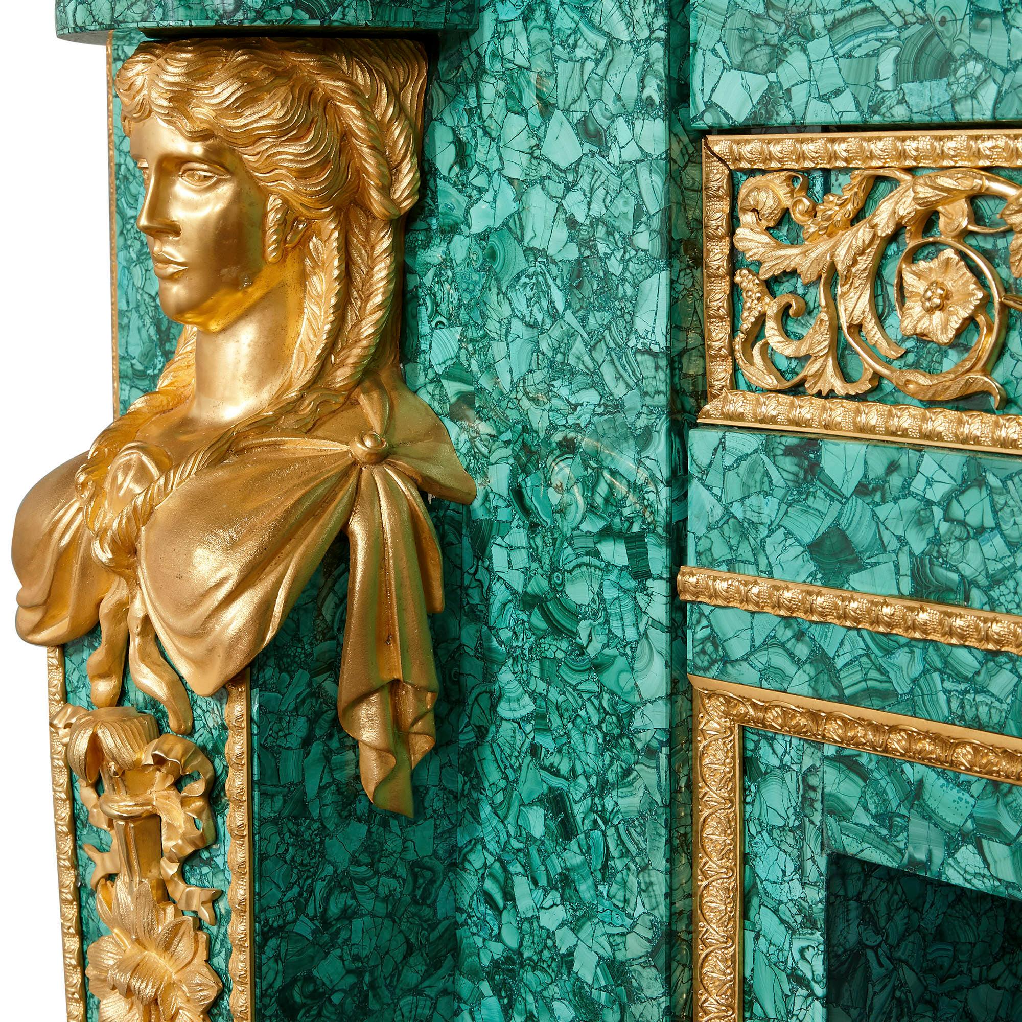 Doré Grande cheminée de style néoclassique en bronze doré et malachite en vente