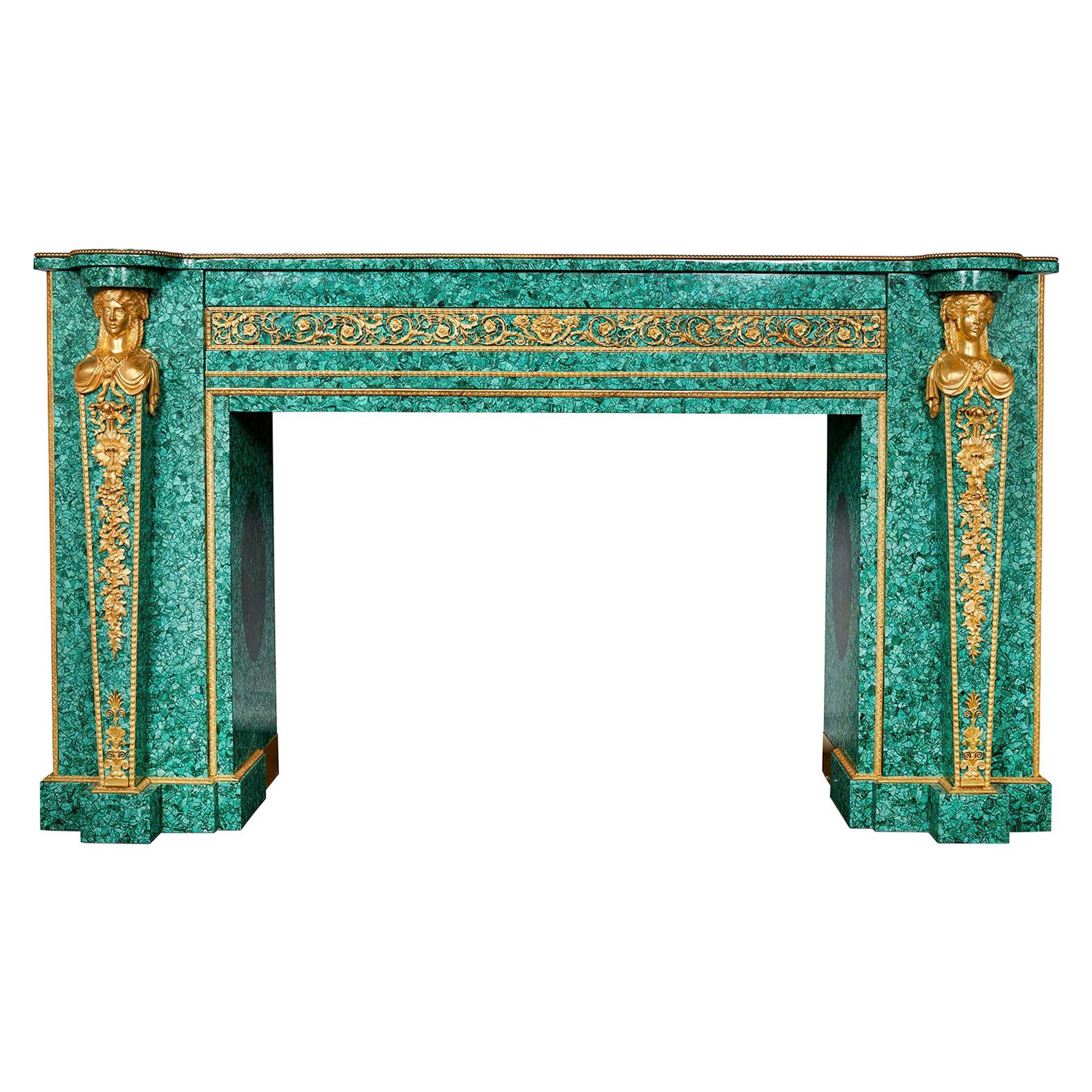 Grande cheminée de style néoclassique en bronze doré et malachite en vente