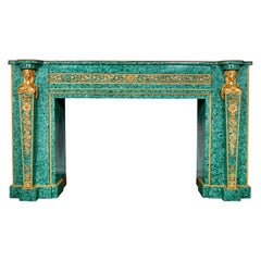 Grande cheminée de style néoclassique en bronze doré et malachite