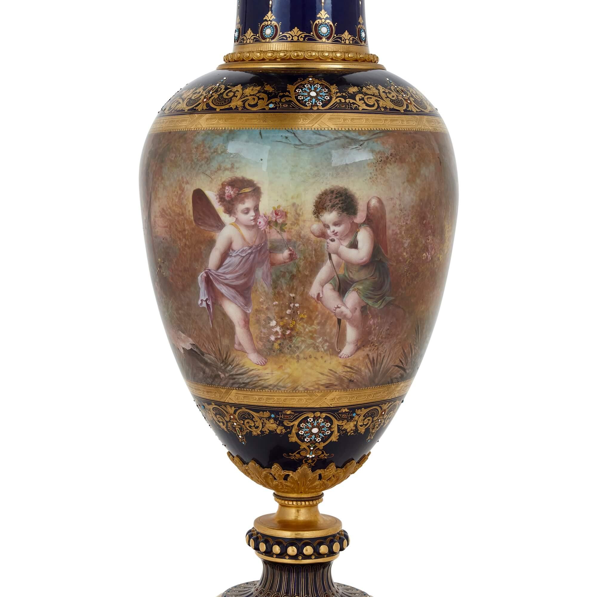 Grande vaso in bronzo dorato e porcellana di stile neoclassico
Francese, XIX secolo
Misure: altezza 87 cm, diametro 27 cm

Questo grande vaso di porcellana è realizzato nello stile di Sèvres. Il vaso dal corpo ovoidale, caratterizzato da un