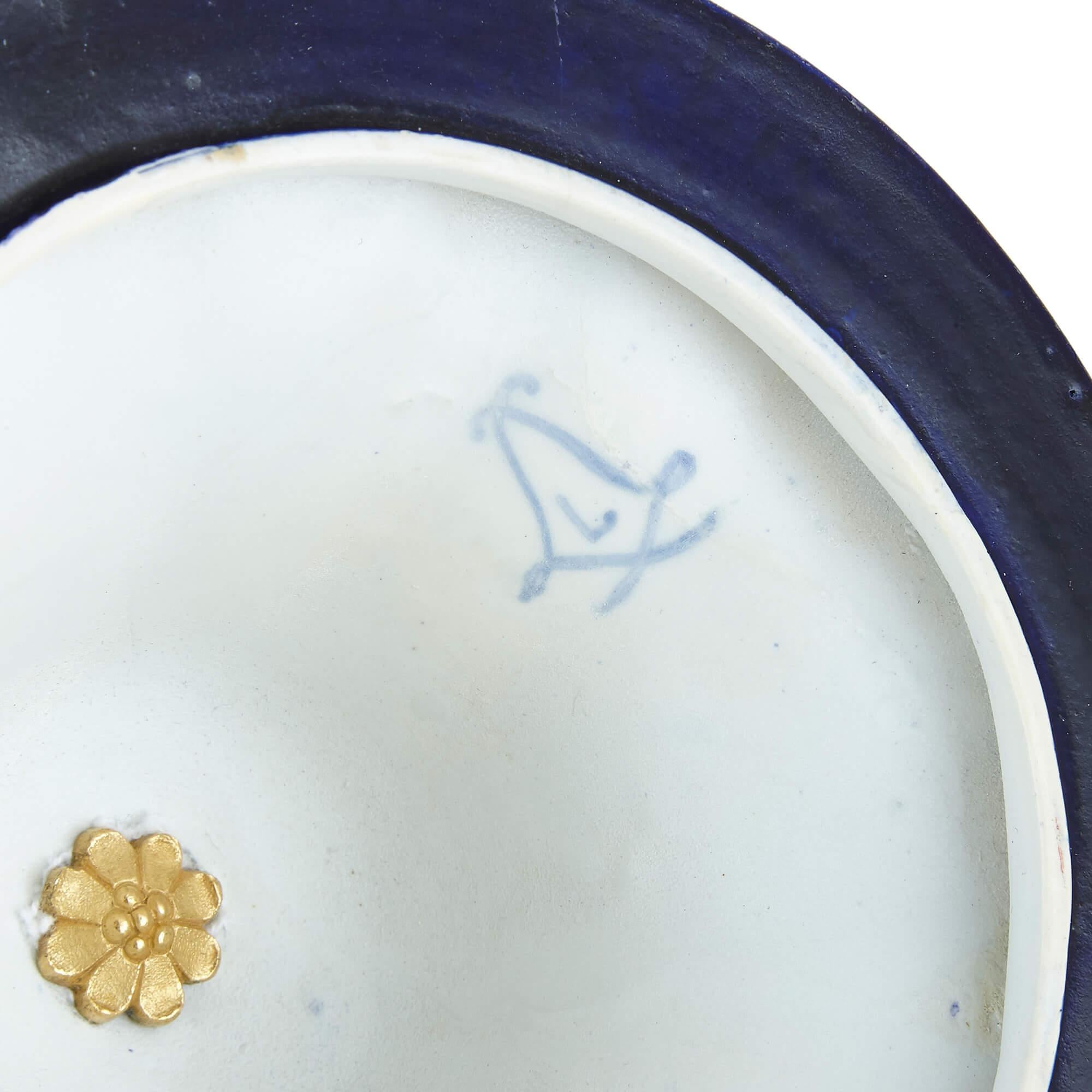 XIX secolo Grande vaso in bronzo dorato e porcellana in stile neoclassico in vendita