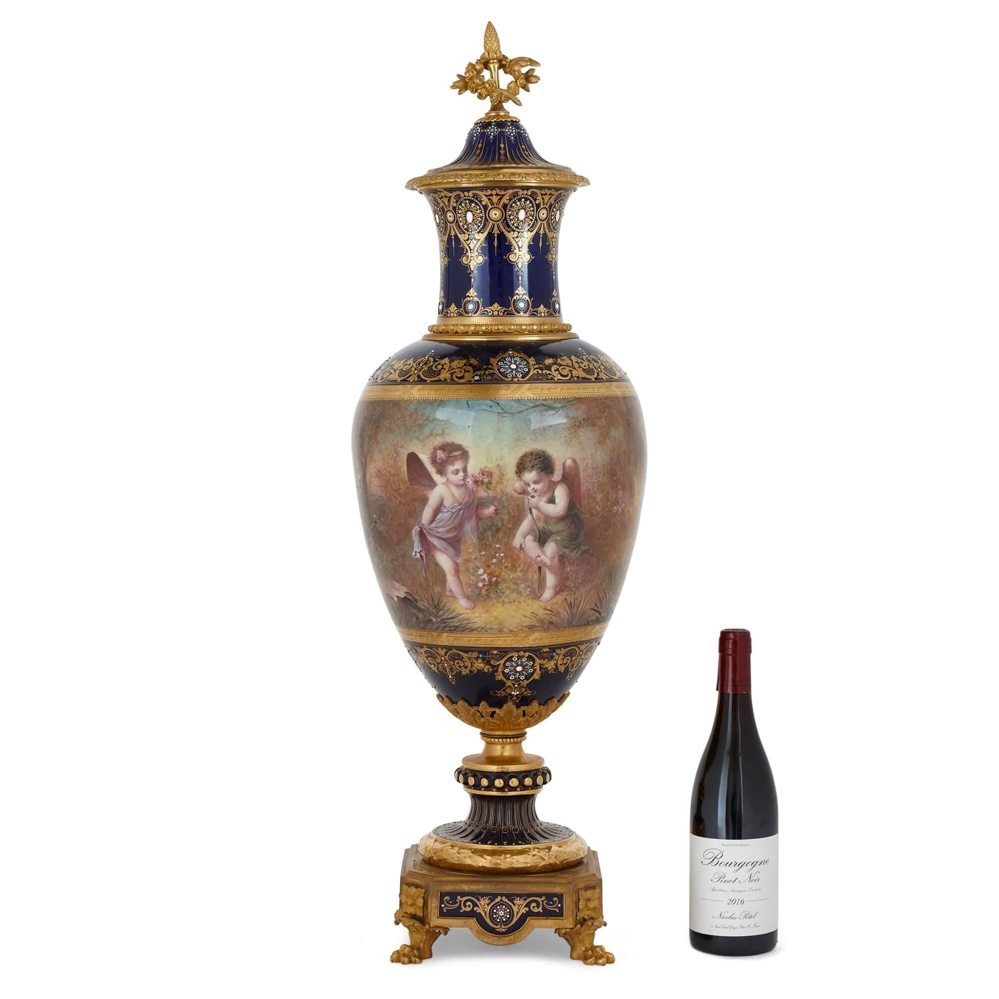 Smalto Grande vaso in bronzo dorato e porcellana in stile neoclassico in vendita