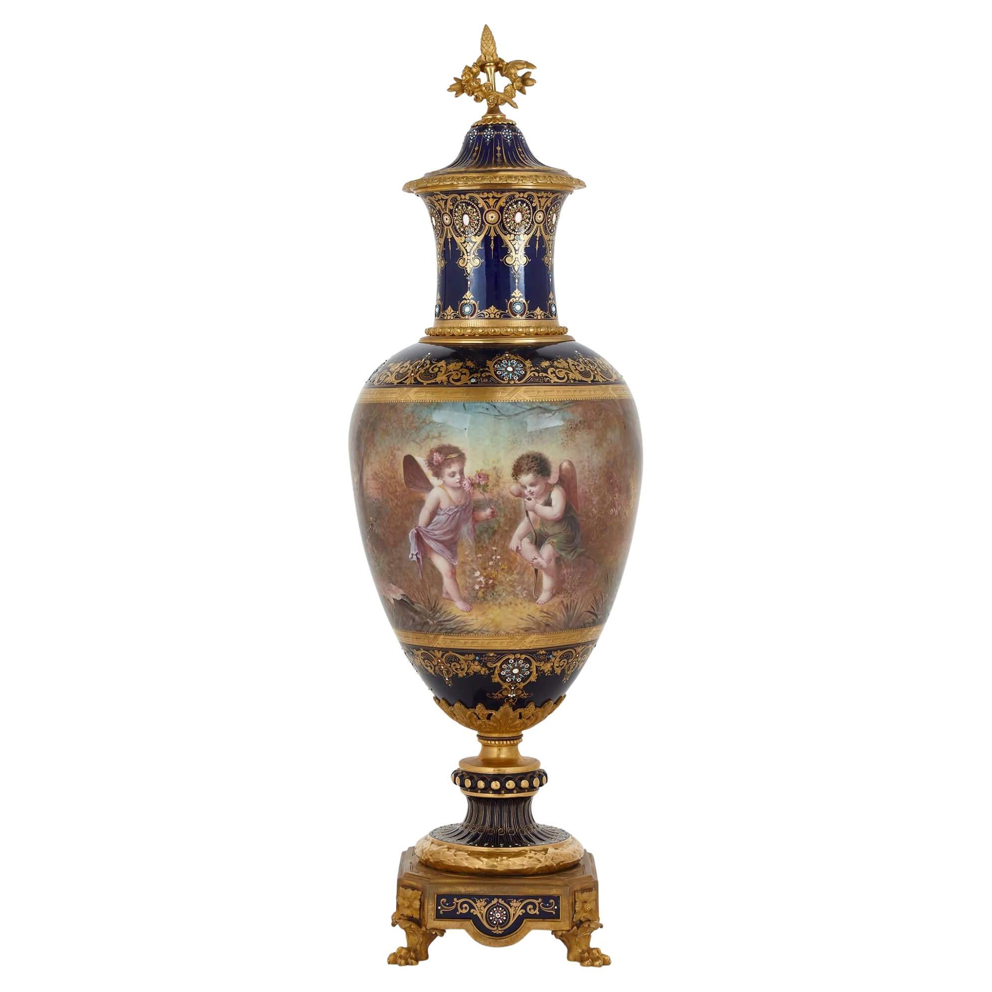 Grand vase de style néoclassique en bronze doré et porcelaine