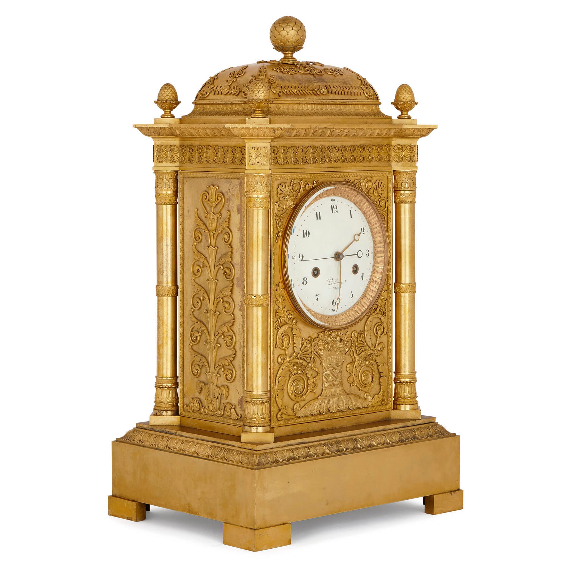 Diese prächtige Kaminsimsuhr - sie misst beeindruckende 82 cm in der Höhe - wurde in Frankreich in der Zeit hergestellt, als Napoleon I. Kaiser war (1804-1814, 1815). Die Uhr wurde von Michel-François Piolaine gefertigt, einem bedeutenden Uhrmacher,