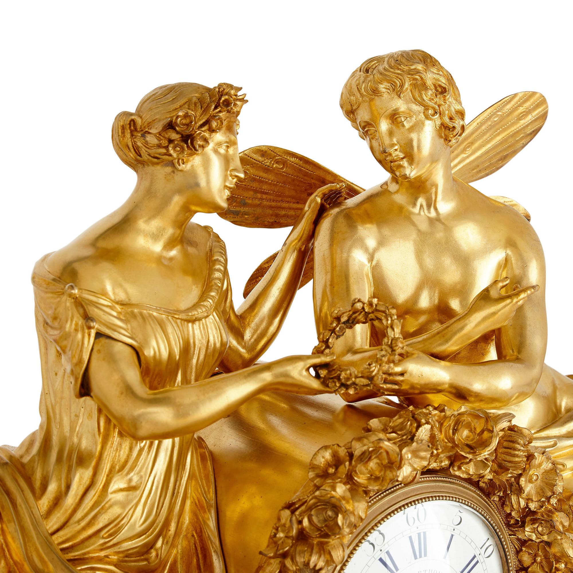 Große Kaminuhr im neoklassischen Stil aus vergoldeter Bronze mit Amor und Psyche (Französisch) im Angebot