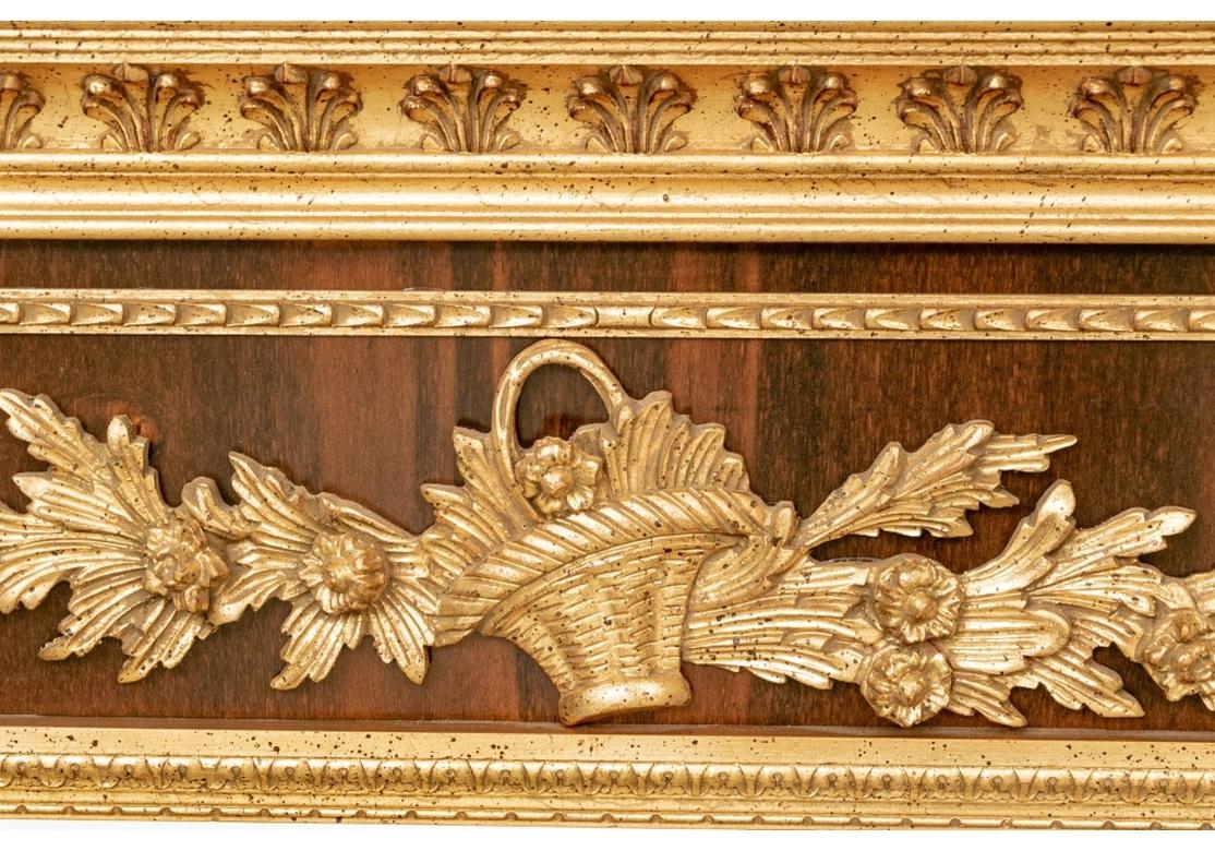 Américain Grand miroir de style néoclassique en acajou et biseauté doré de LaBarge en vente