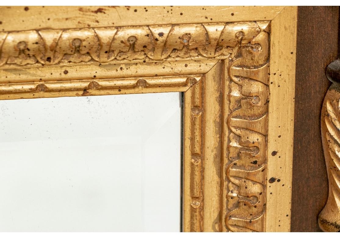Bois Grand miroir de style néoclassique en acajou et biseauté doré de LaBarge en vente