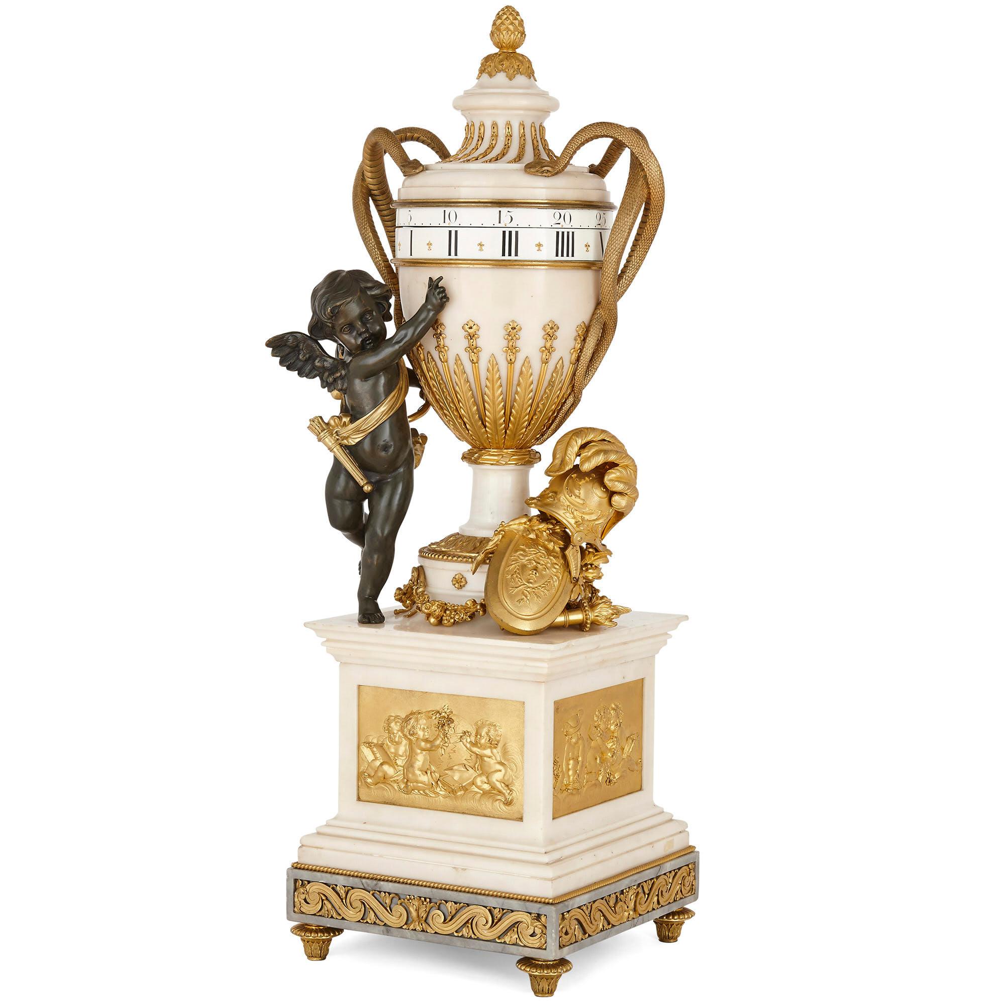 Große Kaminsimsuhr im neoklassischen Stil aus Marmor und vergoldeter Bronze mit rundem Uhrwerk
Französisch, Ende 19. Jahrhundert
Maße: Höhe 82cm, Breite 26cm, Tiefe 26cm

Diese ungewöhnlich große Kaminsimsuhr ist aus feinsten Materialien
