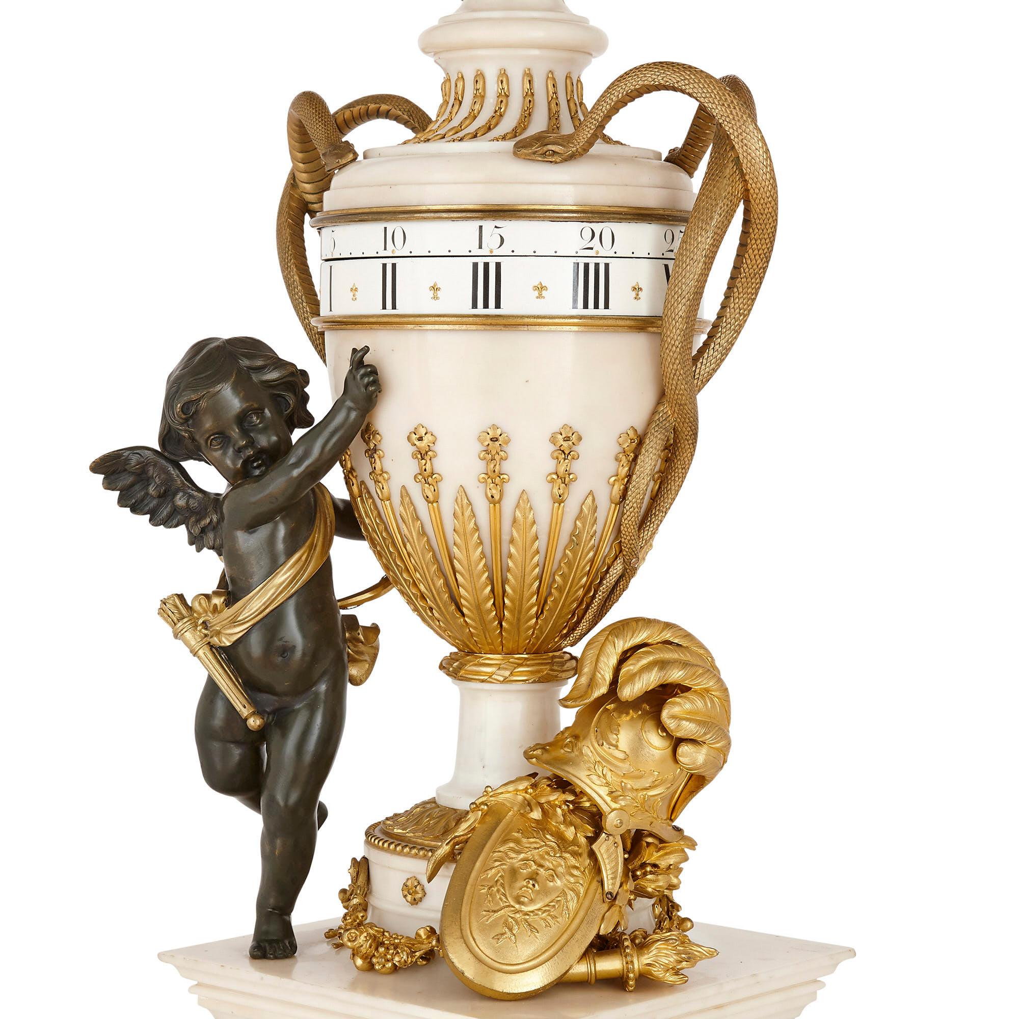 Große klassizistische Marmor- und vergoldete Bronzemanteluhr mit rundem Uhrwerk (Neoklassisch) im Angebot